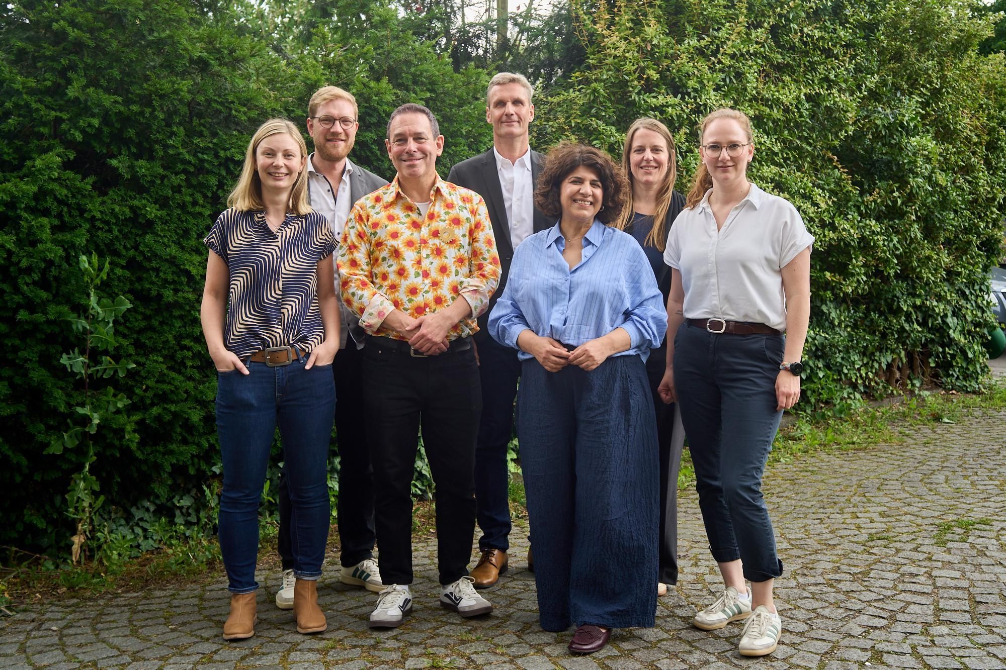 Svenja Bolldorf, Jonas Höltig, Arndt Klocke, Frank Jablonski, Berivan Aymaz, Petra Pinger und Eileen Woestmann (v.l.) wollen 2027 für die Grünen in den Landtag einziehen.