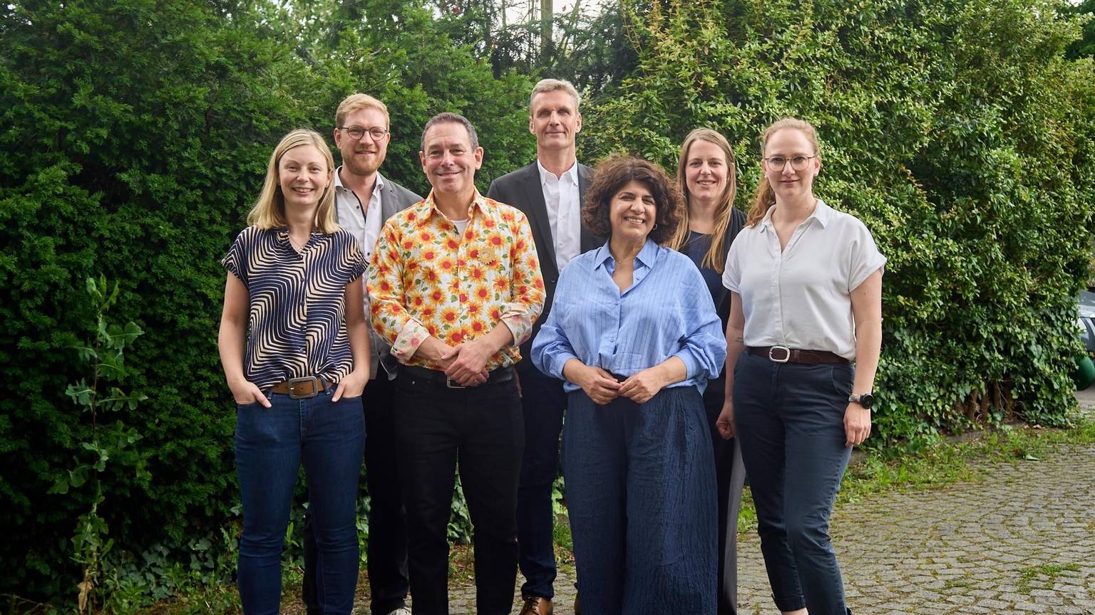 Svenja Bolldorf, Jonas Höltig, Arndt Klocke, Frank Jablonski, Berivan Aymaz, Petra Pinger und Eileen Woestmann (v.l.) wollen 2027 für die Grünen in den Landtag einziehen.