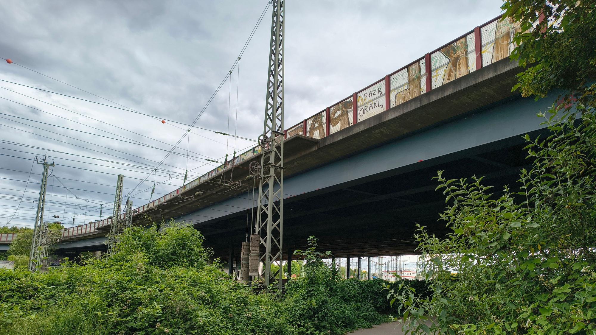 die Autobahnbrücke Eifeltor
