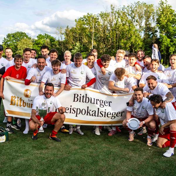 Das Bild zeigt die Siegermannschaft, die sich zu einem Gruppenbild aufgestellt hat.
