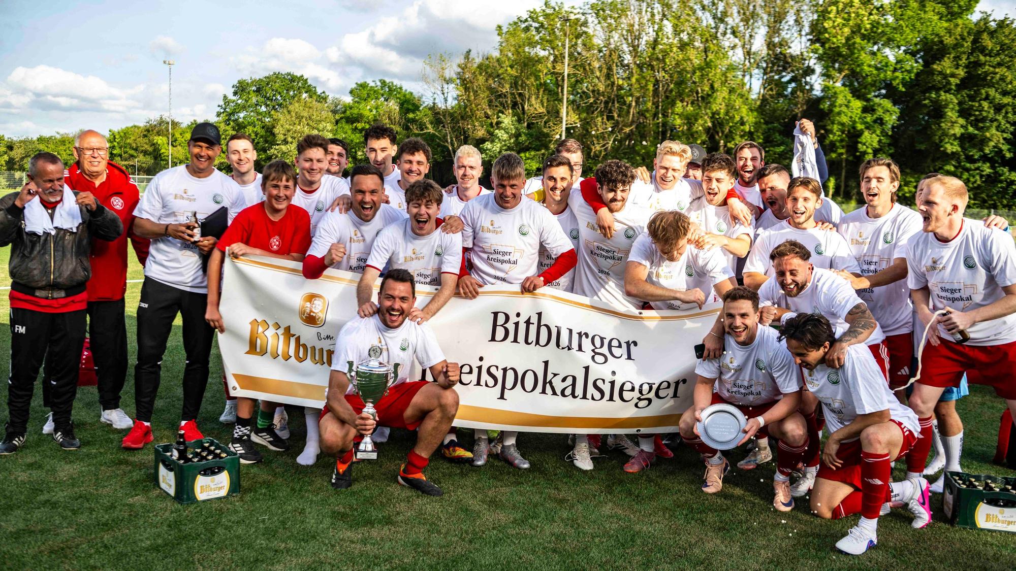 Das Bild zeigt die Siegermannschaft, die sich zu einem Gruppenbild aufgestellt hat.