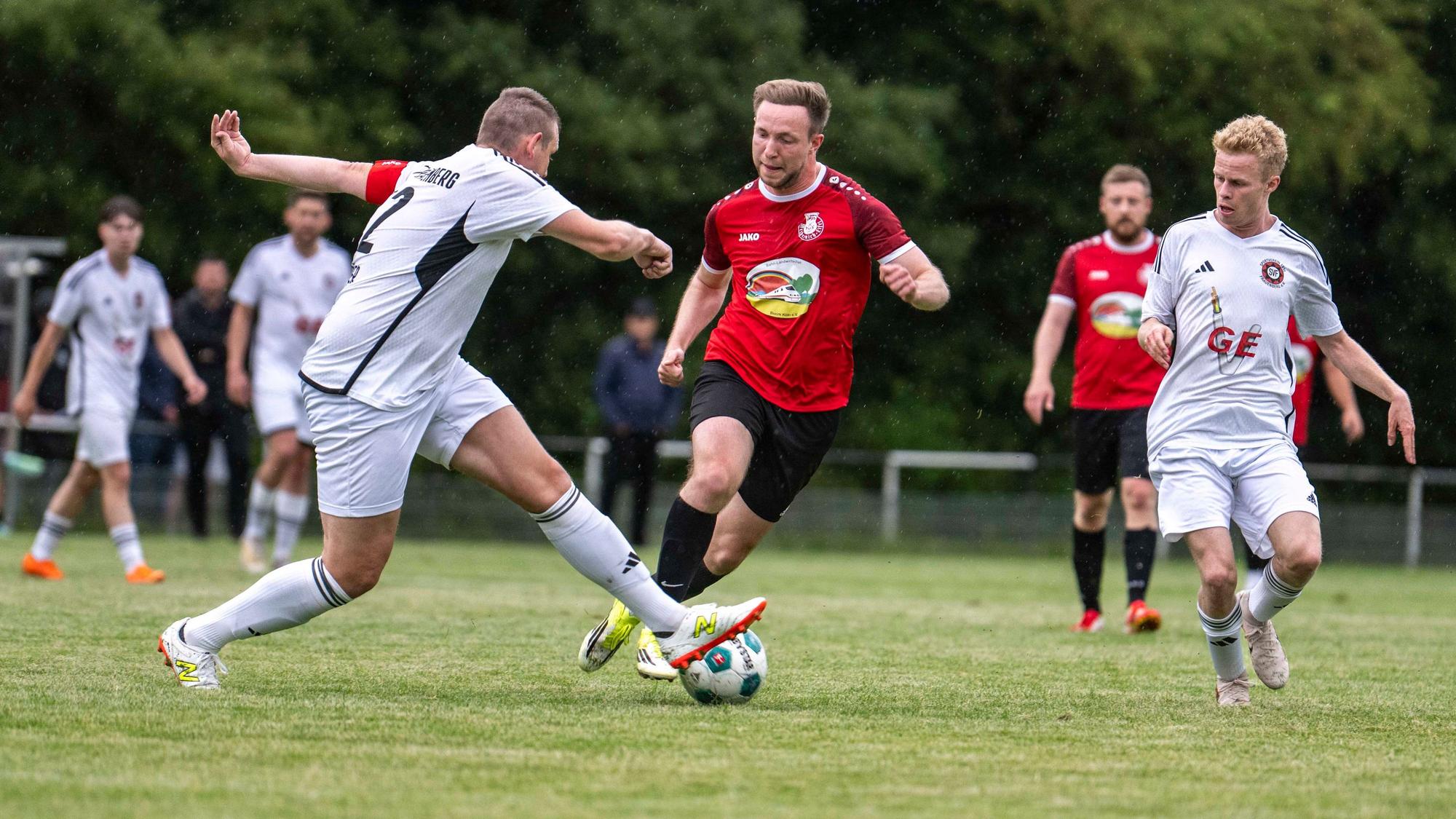 Das Bild zeigt Mechernichs Jonas Hohn, der den Ball durch das Mittelfeld treibt.