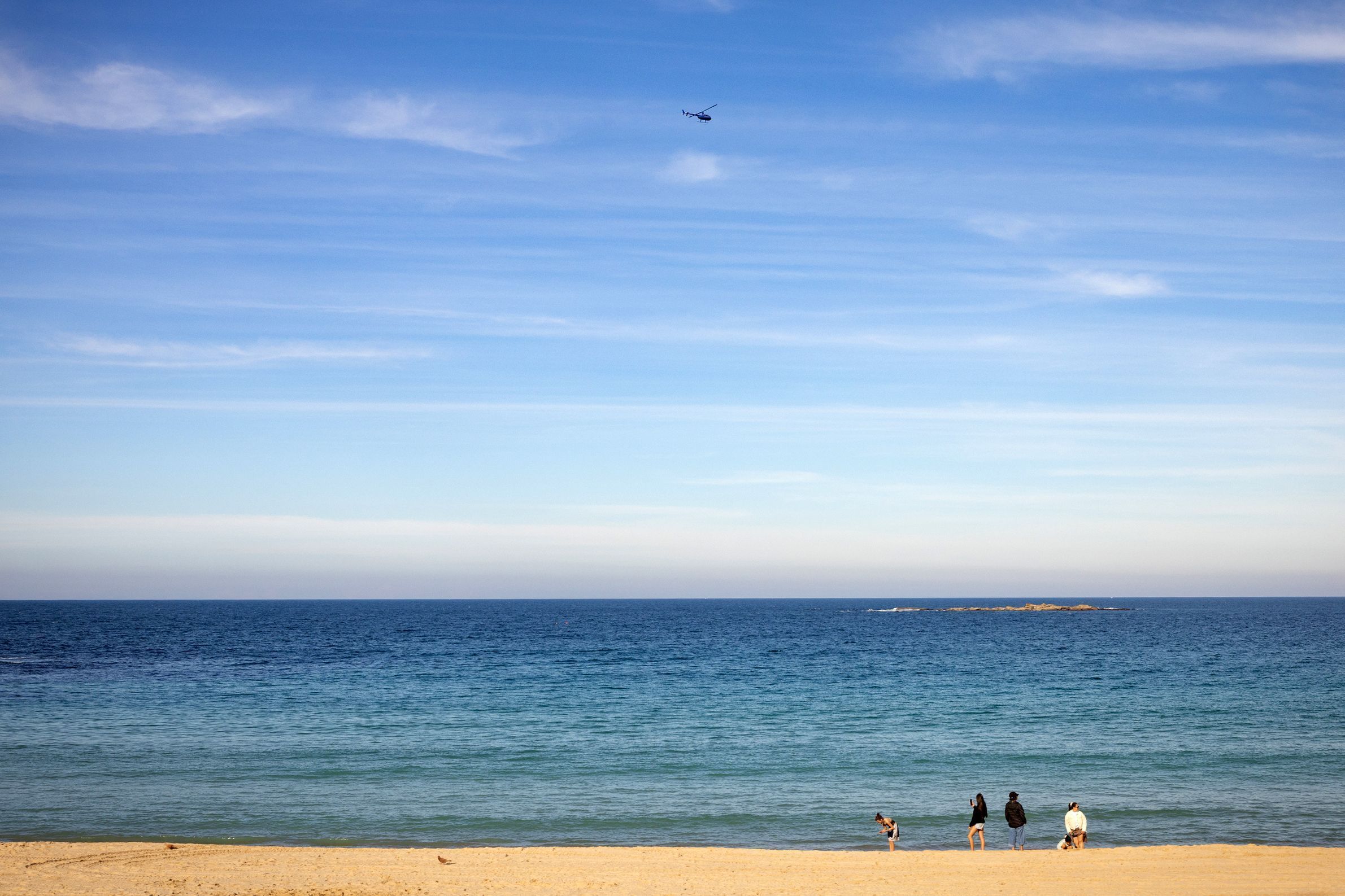 Blick auf den Coogee Beach, nachdem eine Frau bei einem Hai-Angriff in kritischen Zustand geraten war.