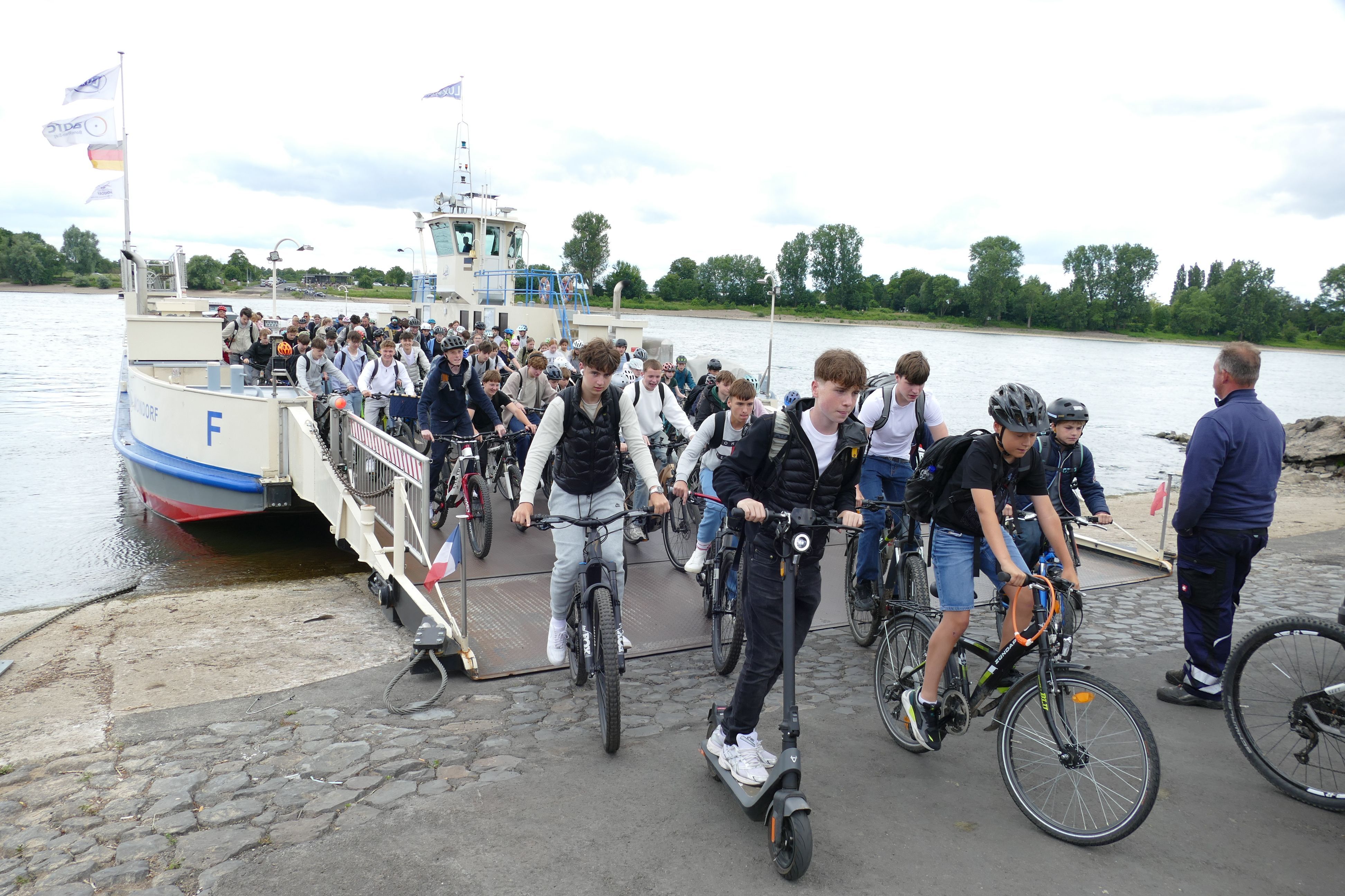 Der Transport der Schülerinnen und Schüler ist für die Fährenbesatzung immer eine stressige Situation.
