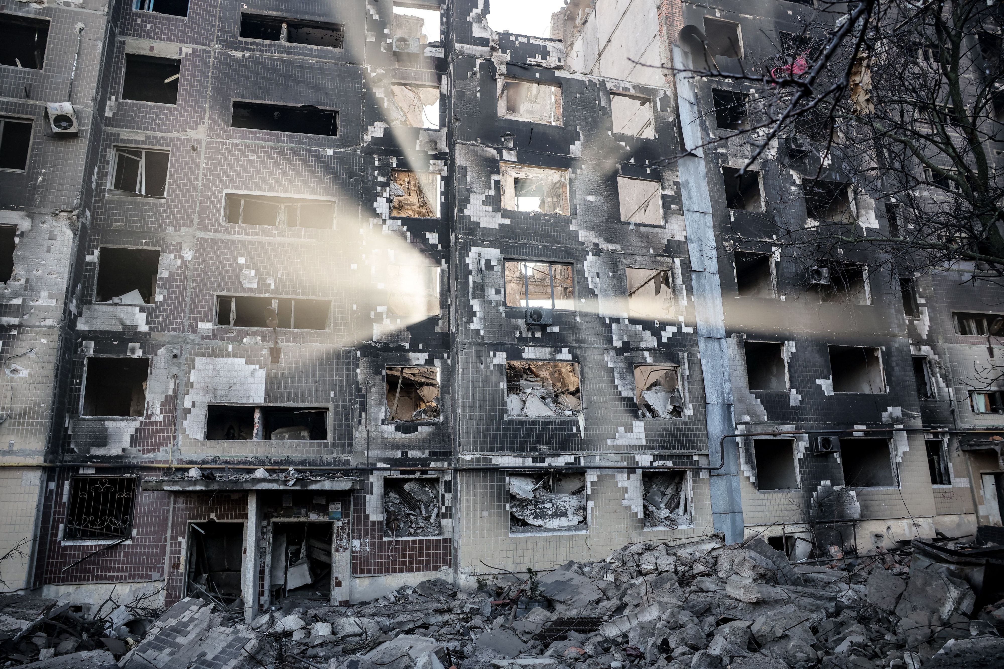 Das Bild zeigt ein zerstörtes Wohnhaus in der Frontstadt Kostjantyniwka, dem Schauplatz schwerer Kämpfe mit russischen Truppen in der Region Donezk. (Archivbild)