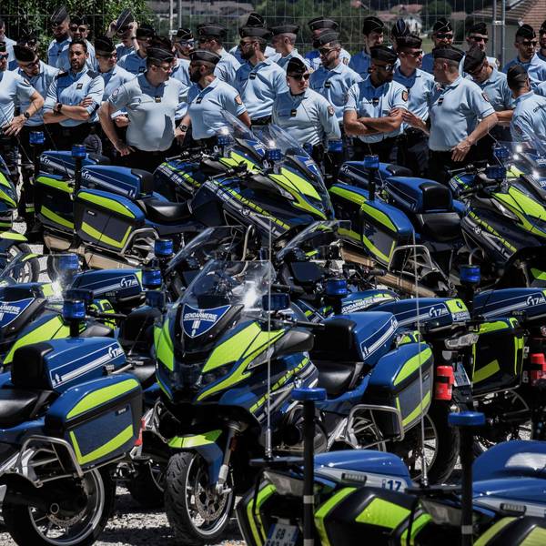 Mitglieder der Motorradeinheit der französischen Gendarmerie stehen in La Roche-sur-Foron neben ihren Motorrädern und nehmen an einer allgemeinen Einsatzbesprechung für die Sicherheitsmaßnahmen anlässlich des G7-Gipfels teil.