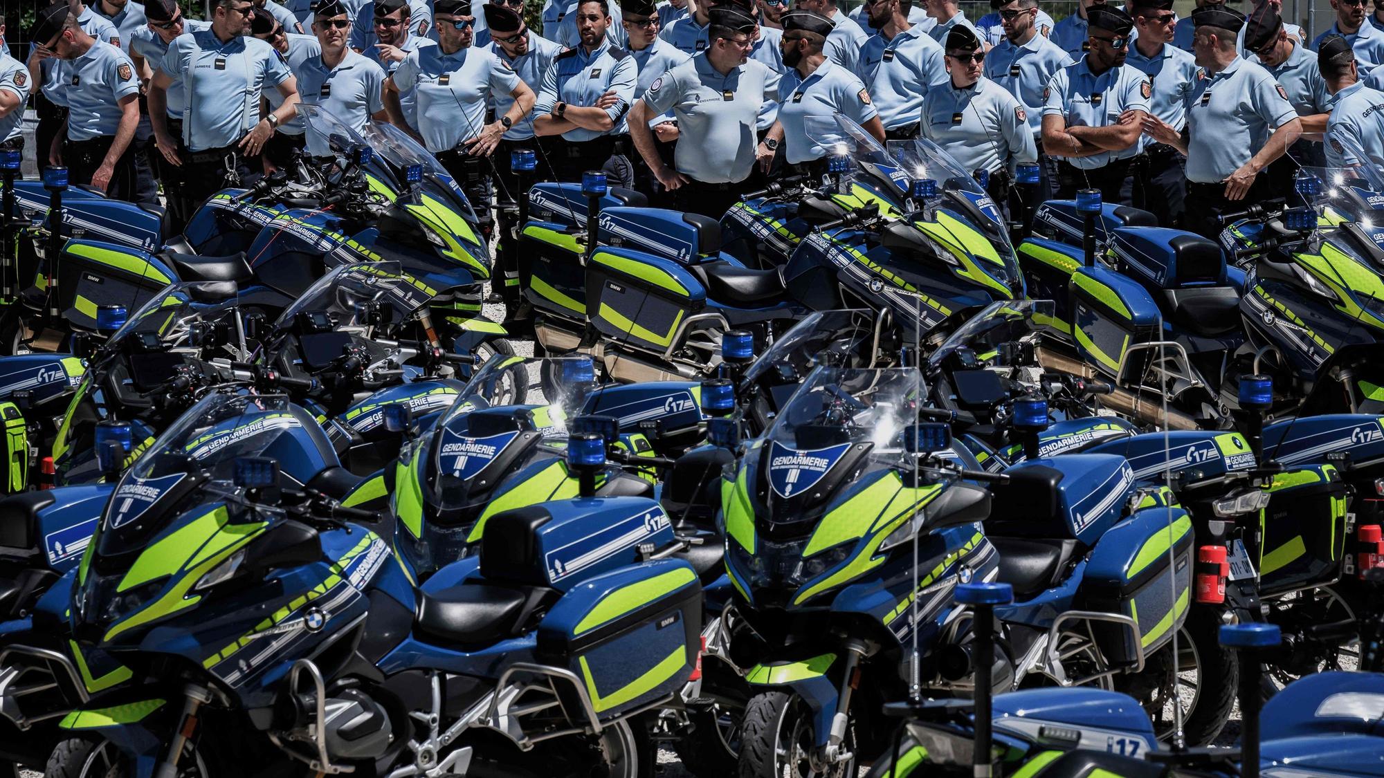 Mitglieder der Motorradeinheit der französischen Gendarmerie stehen in La Roche-sur-Foron neben ihren Motorrädern und nehmen an einer allgemeinen Einsatzbesprechung für die Sicherheitsmaßnahmen anlässlich des G7-Gipfels teil.