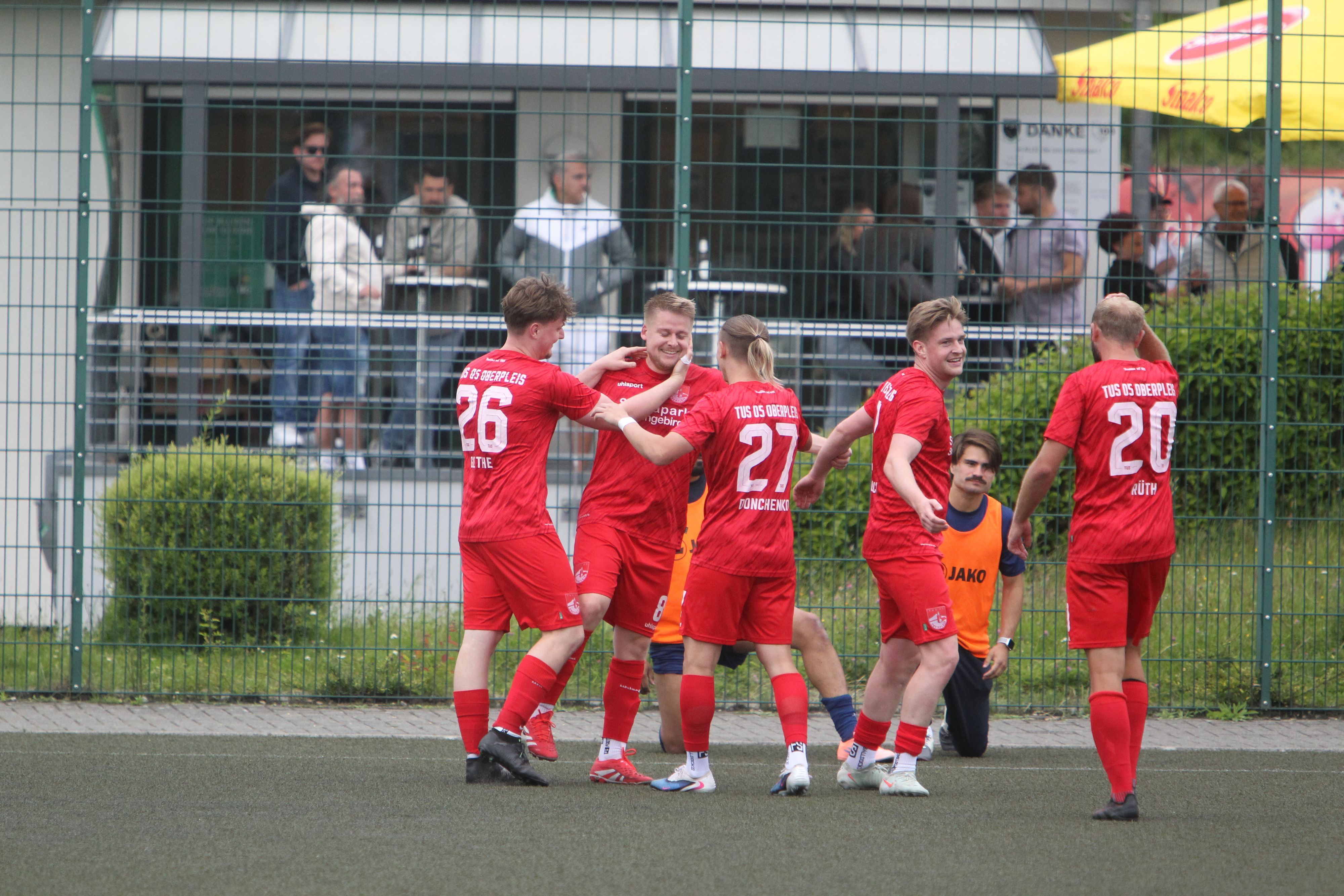 Thomas Schönherr (Zweiter von links) hat soeben das 3:1 erzielt.