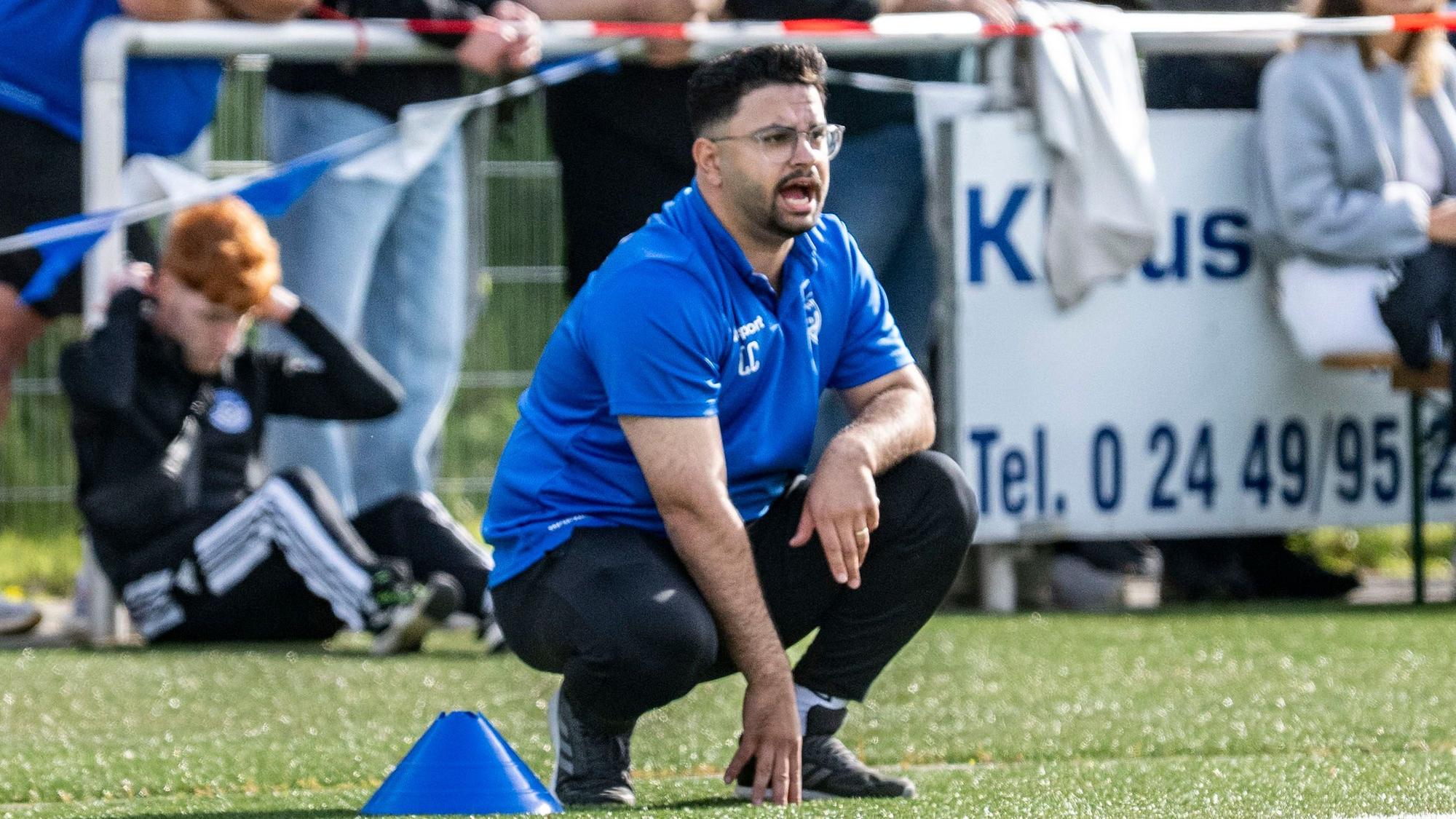 Das Bild zeigt den Bessenicher Übungsleiter in der Hocke.