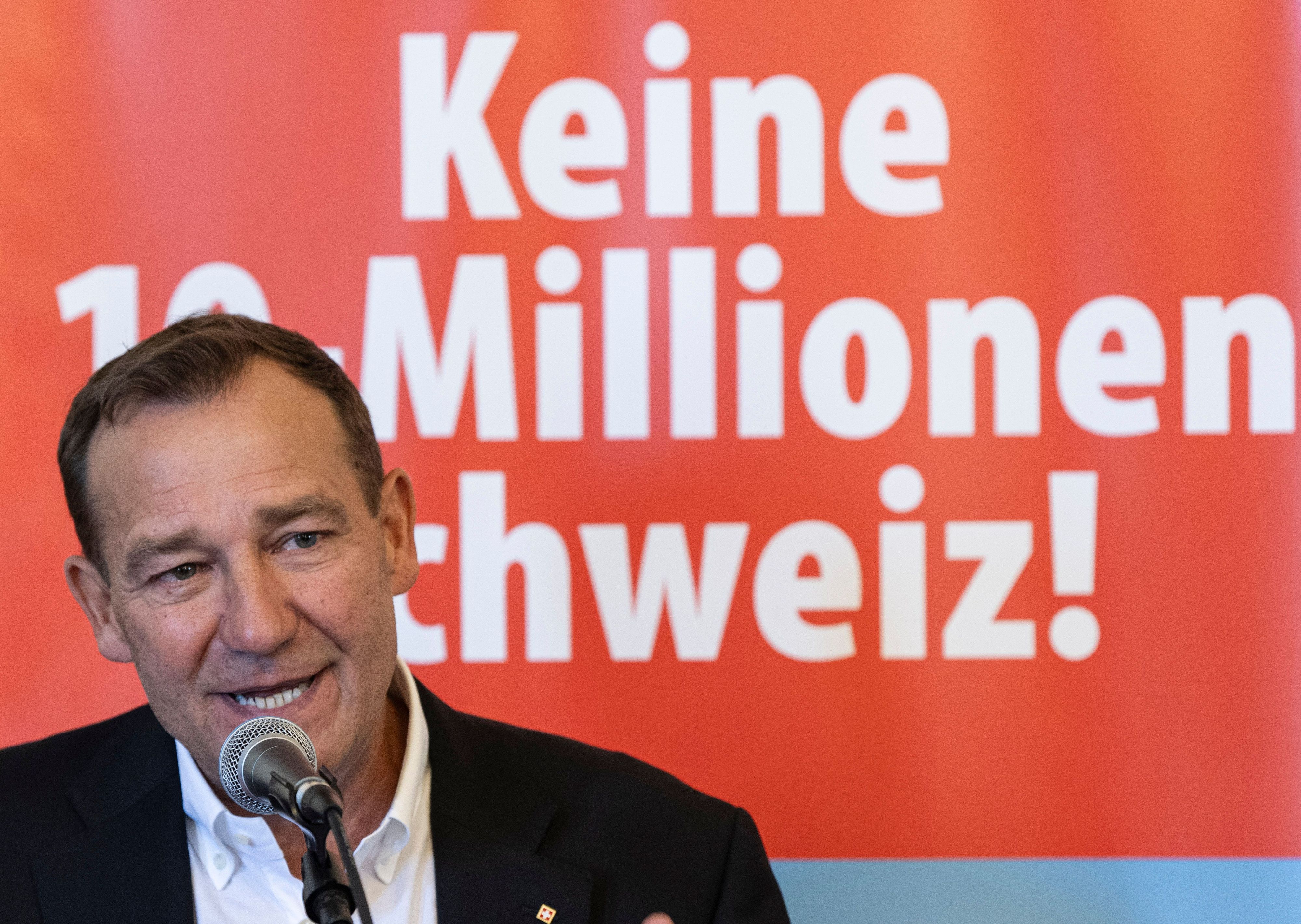 Nationalrat Thomas Matter (SVP) spricht am Wahllokal für die SVP-Volksinitiative „Ja zur 10-Millionen-Schweiz Nachhaltigkeitsinitiative“, über die an diesem Wahlsonntag abgestimmt wurde.