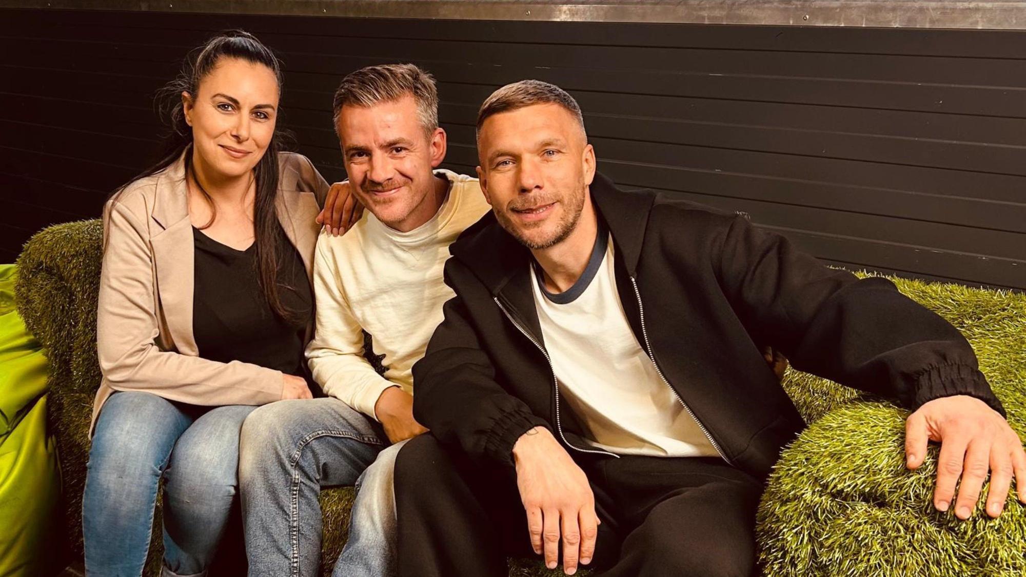 Sahar und Dominic Willms (v.l.) machten beim Werbedreh für Crocs-Schuhe mit Ex-Fußballer Lukas Podolski mit.