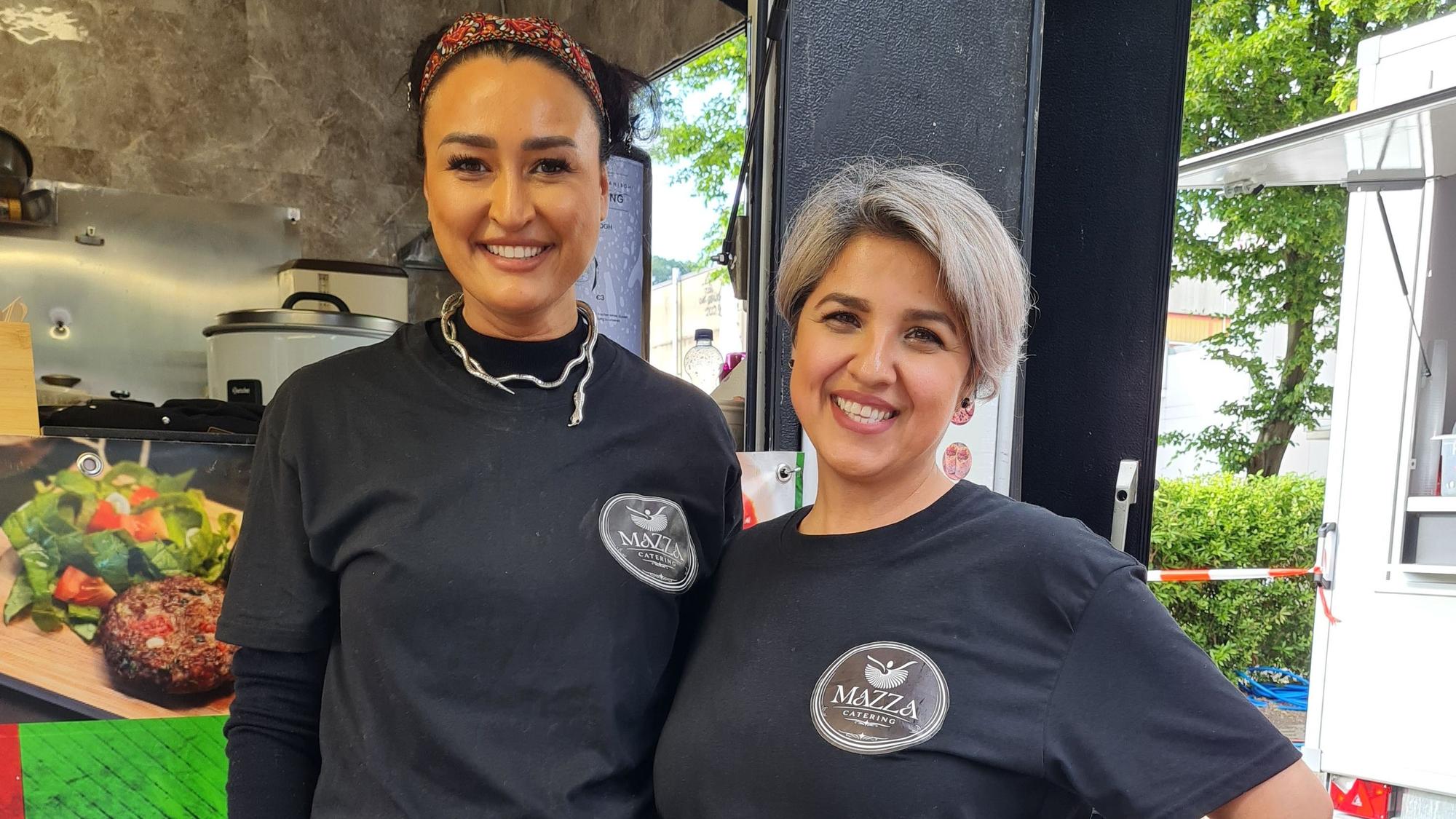 Hülya Akin und Mina Amir (rechts) kochten Spezialitäten aus Afghanistan