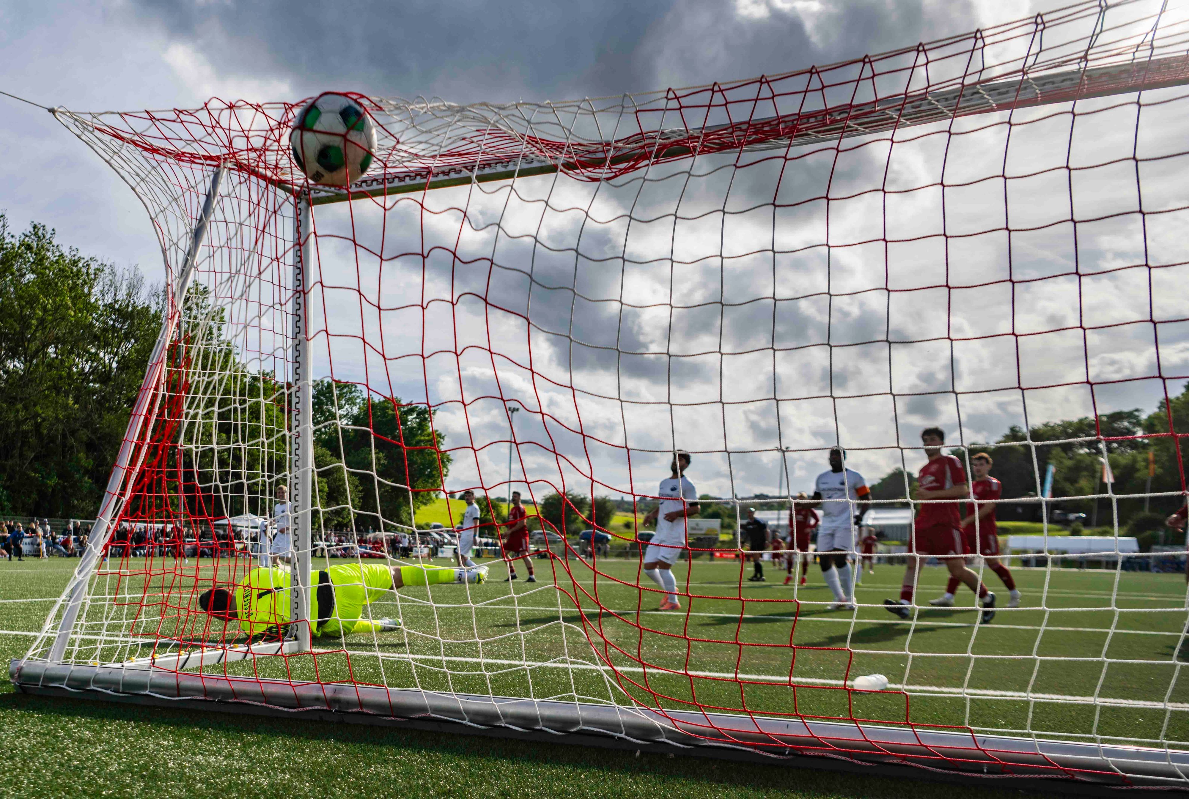 Das Bild zeigt den Moment, bei dem Ball das Netz ausbeult.