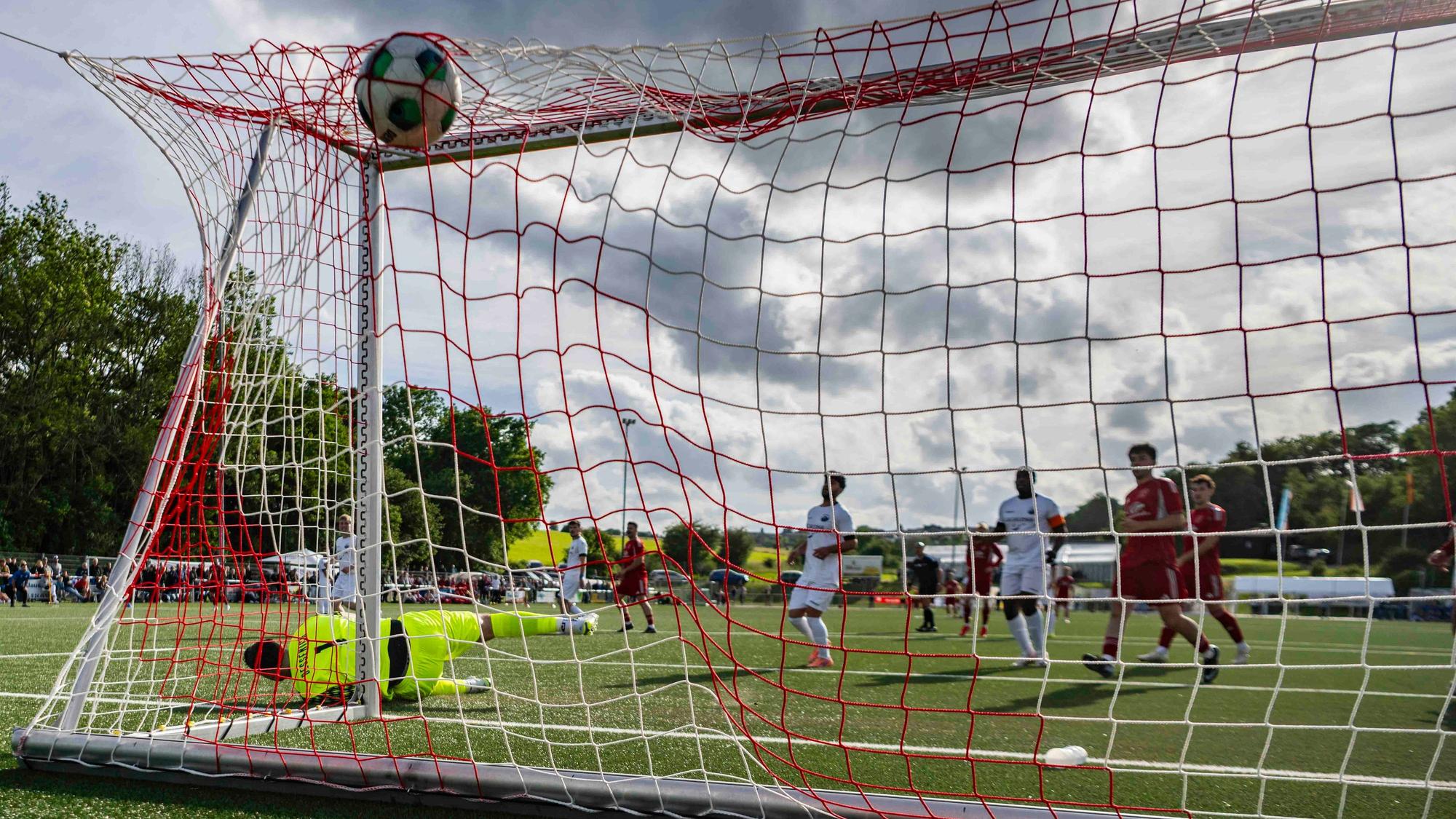 Das Bild zeigt den Moment, bei dem Ball das Netz ausbeult.