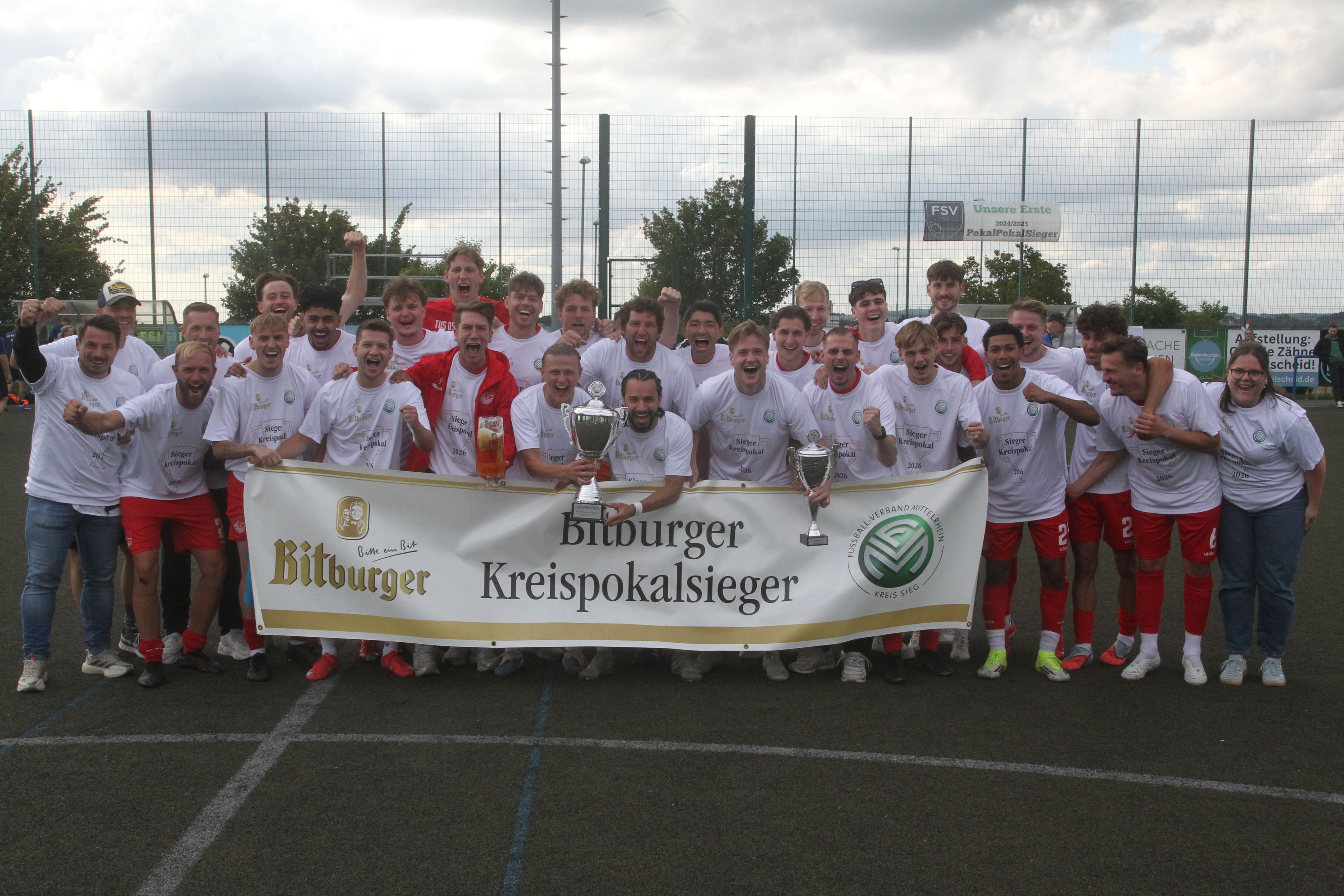 Im Endspiel des Kreispokals gewinnt der TuS Oberpleis mit 3:2 gegen den SV Bergheim.