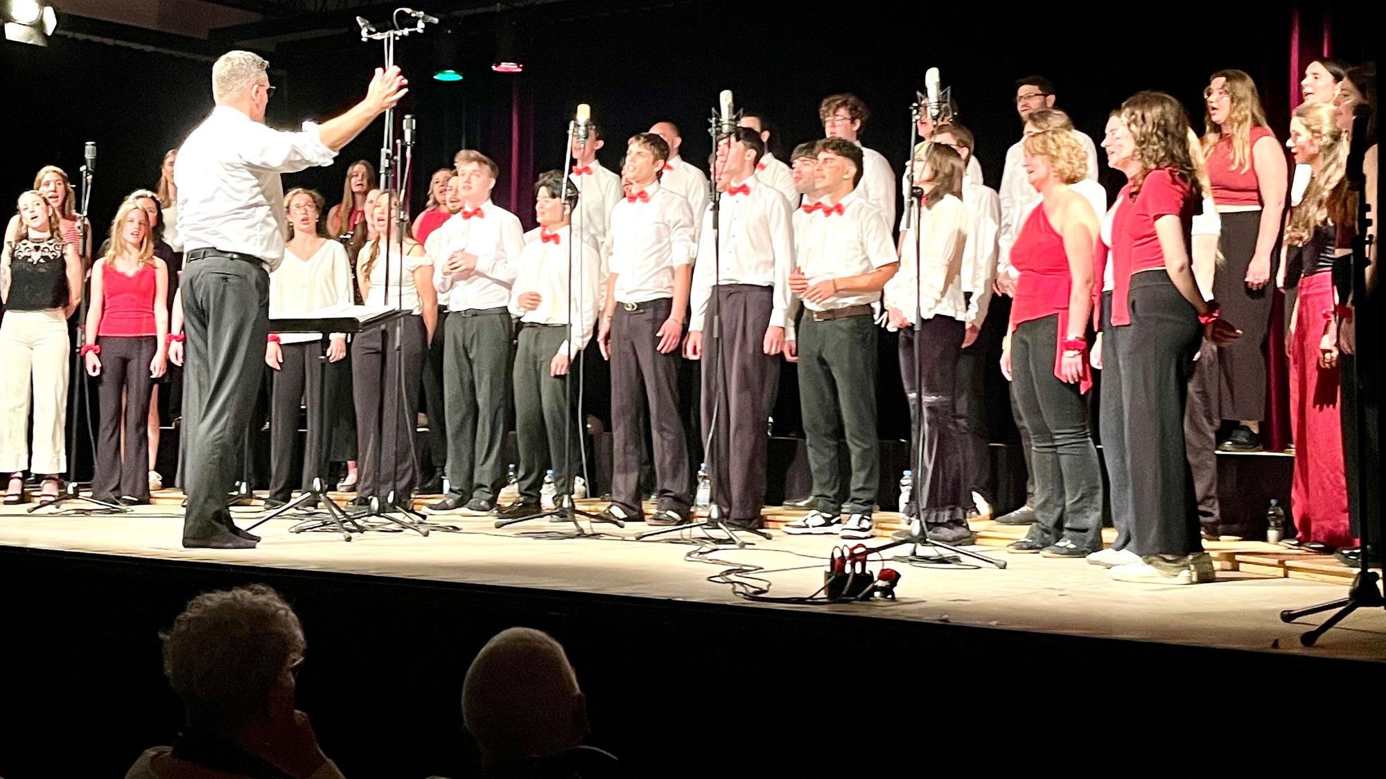 Zu sehen sind die Ursula Singers auf der Bühne.