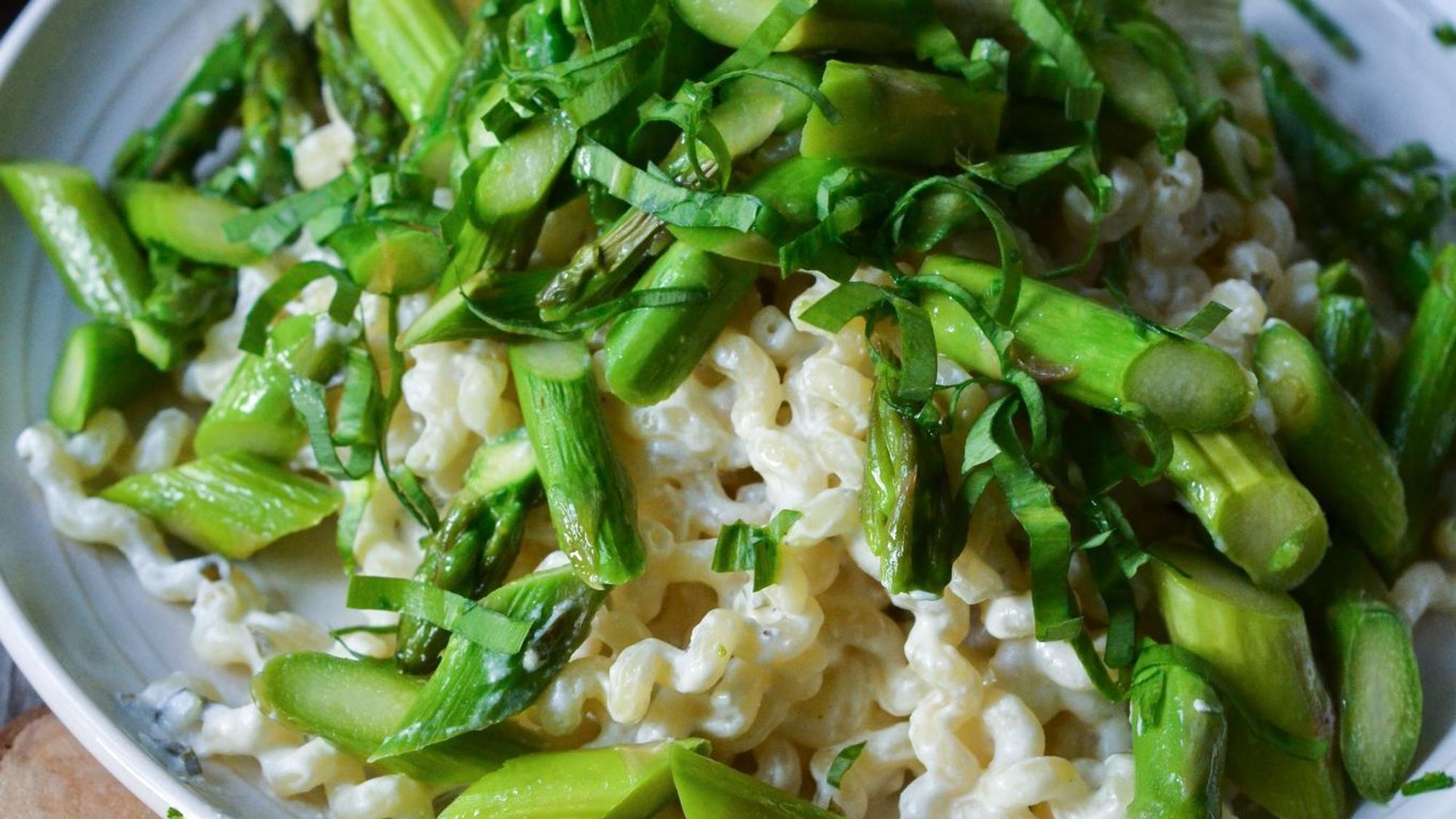 Pasta mit grünem Spargel.