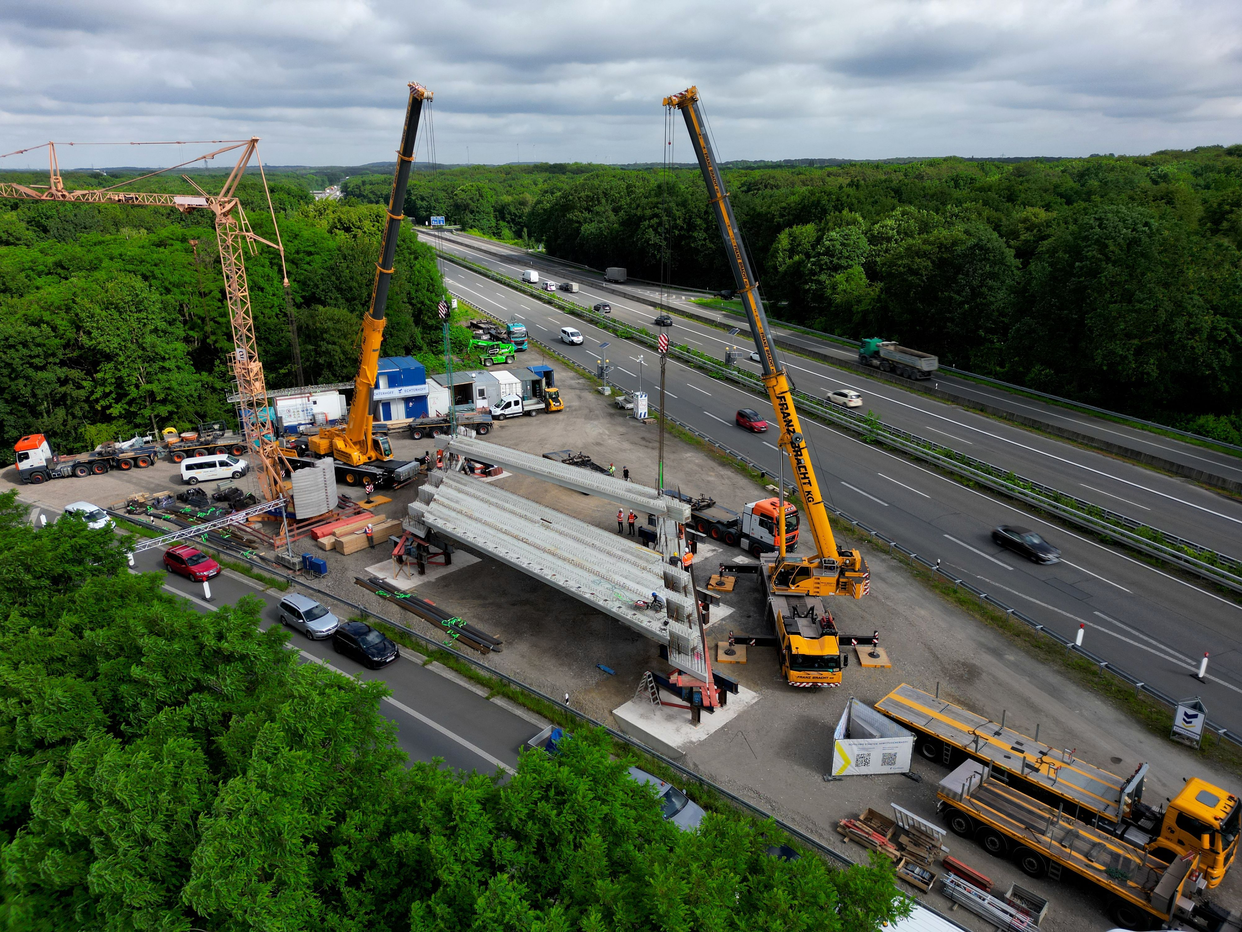 Montagearbeiten an der Brücke der A516 über die Alsfeldstraße in Oberhausen-Sterkrade