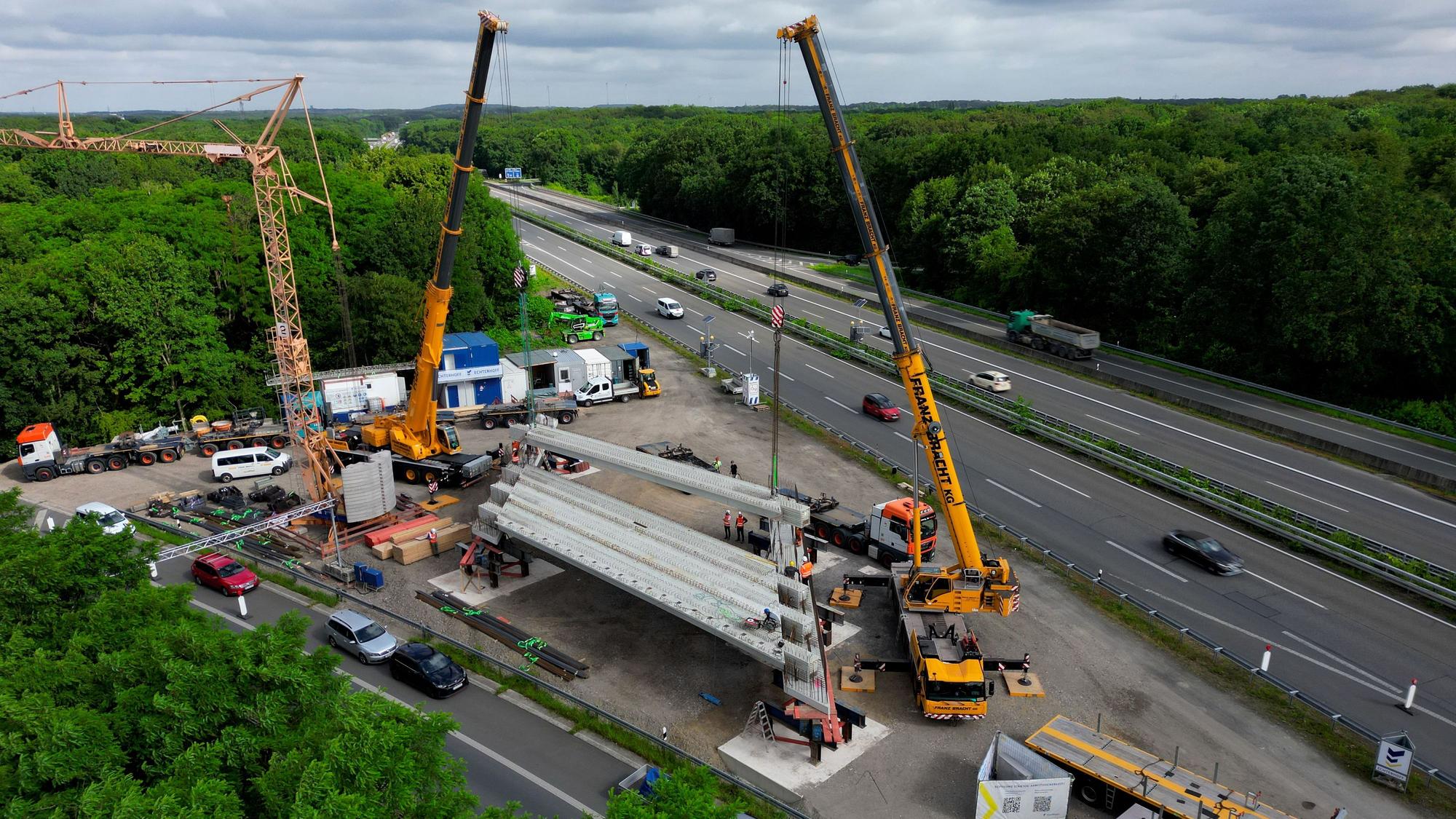 Montagearbeiten an der Brücke der A516 über die Alsfeldstraße in Oberhausen-Sterkrade