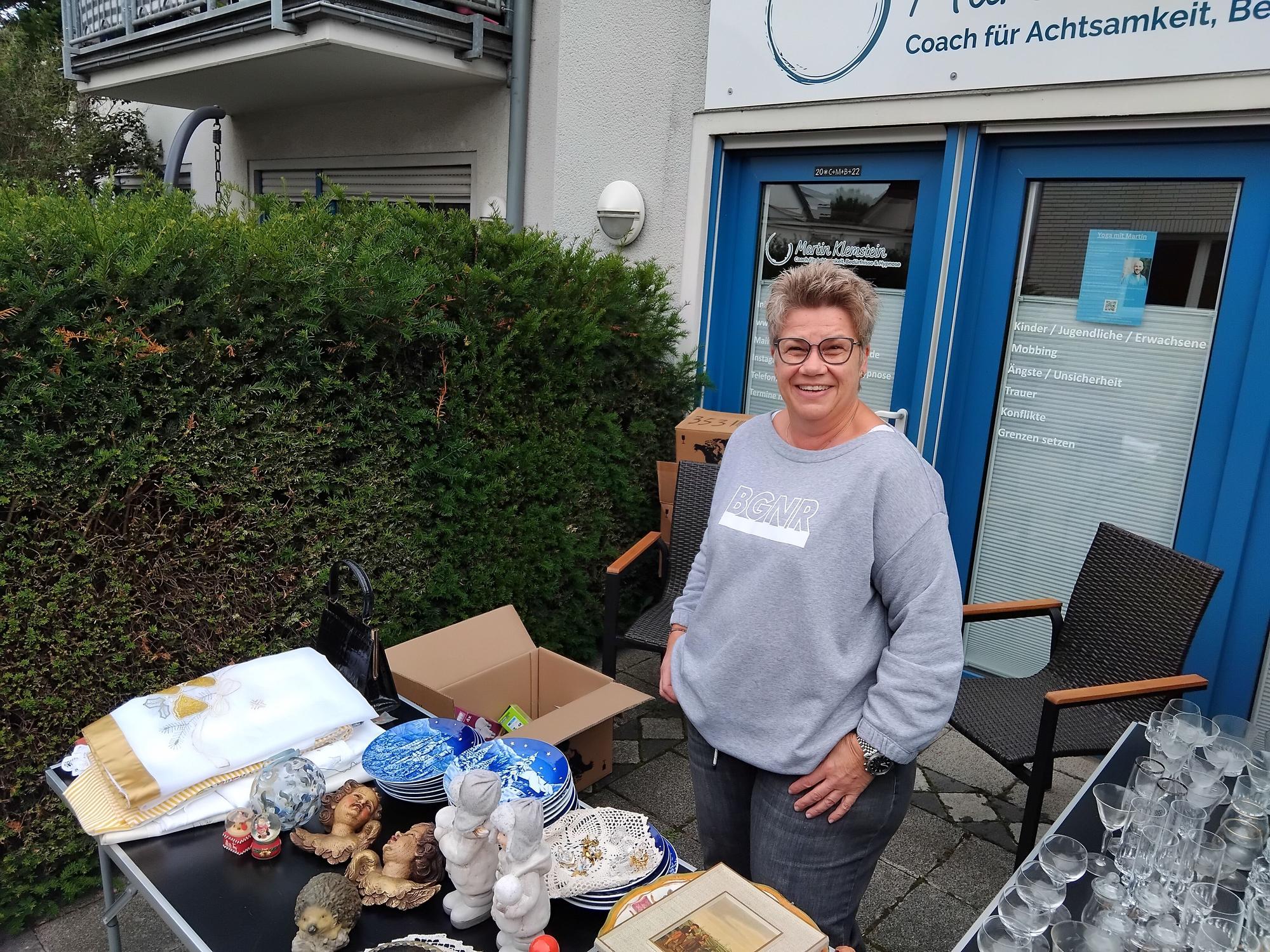 Eine Frau an einem Flohmarktstand