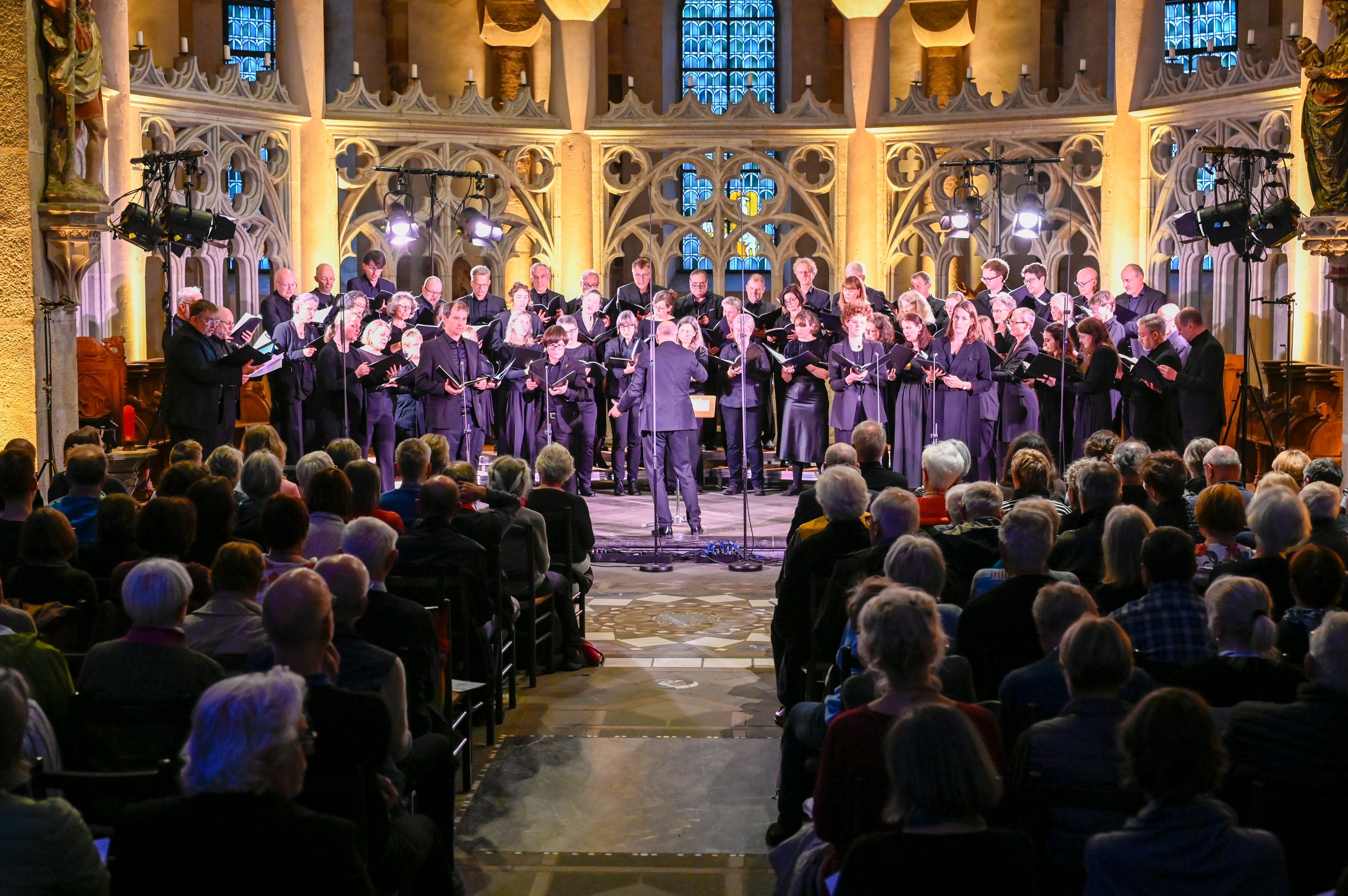 Ein Chor singt in einer Kirche.