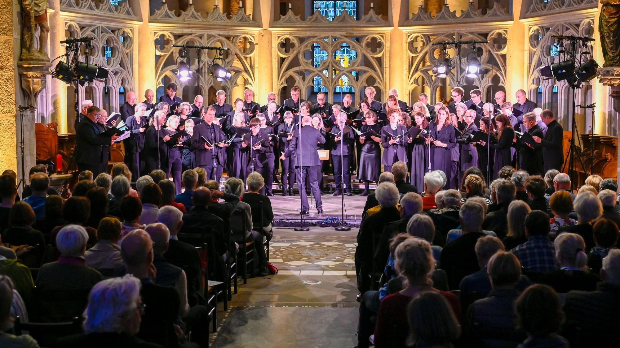 Ein Chor singt in einer Kirche.