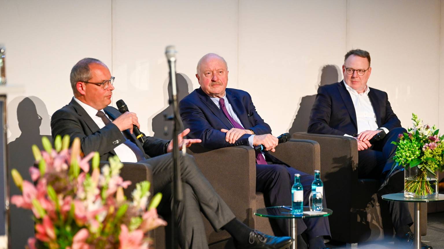 Adenauer-Biograf Friedrich Kießling, Kanzlerenkel Konrad Adenauer und Oberbürgermeister Torsten Burmester (SPD) bei dem Festakt.