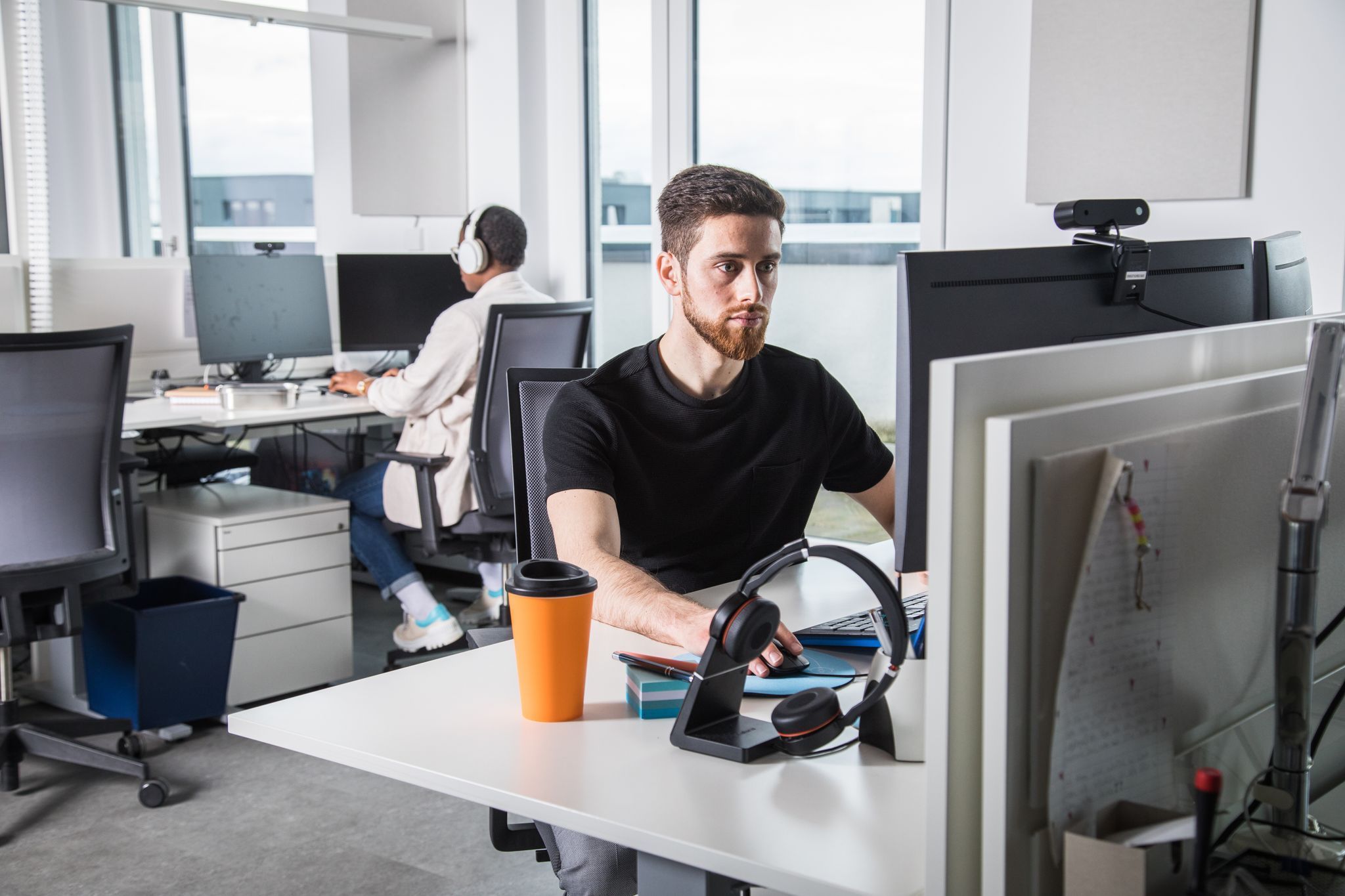 Zwei Arbeitskollegen sitzen im Büro