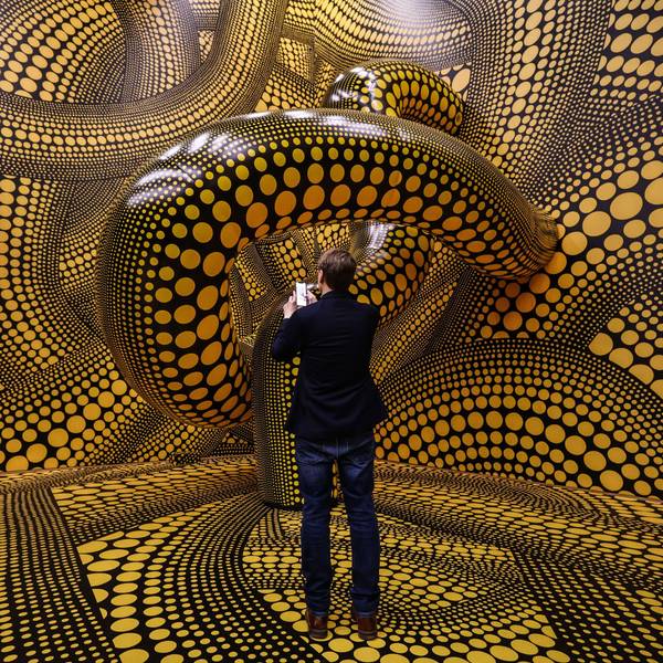 Ein Mann fotografiert die Installation „Hope Polka Dots“ von Yayoi Kusama.