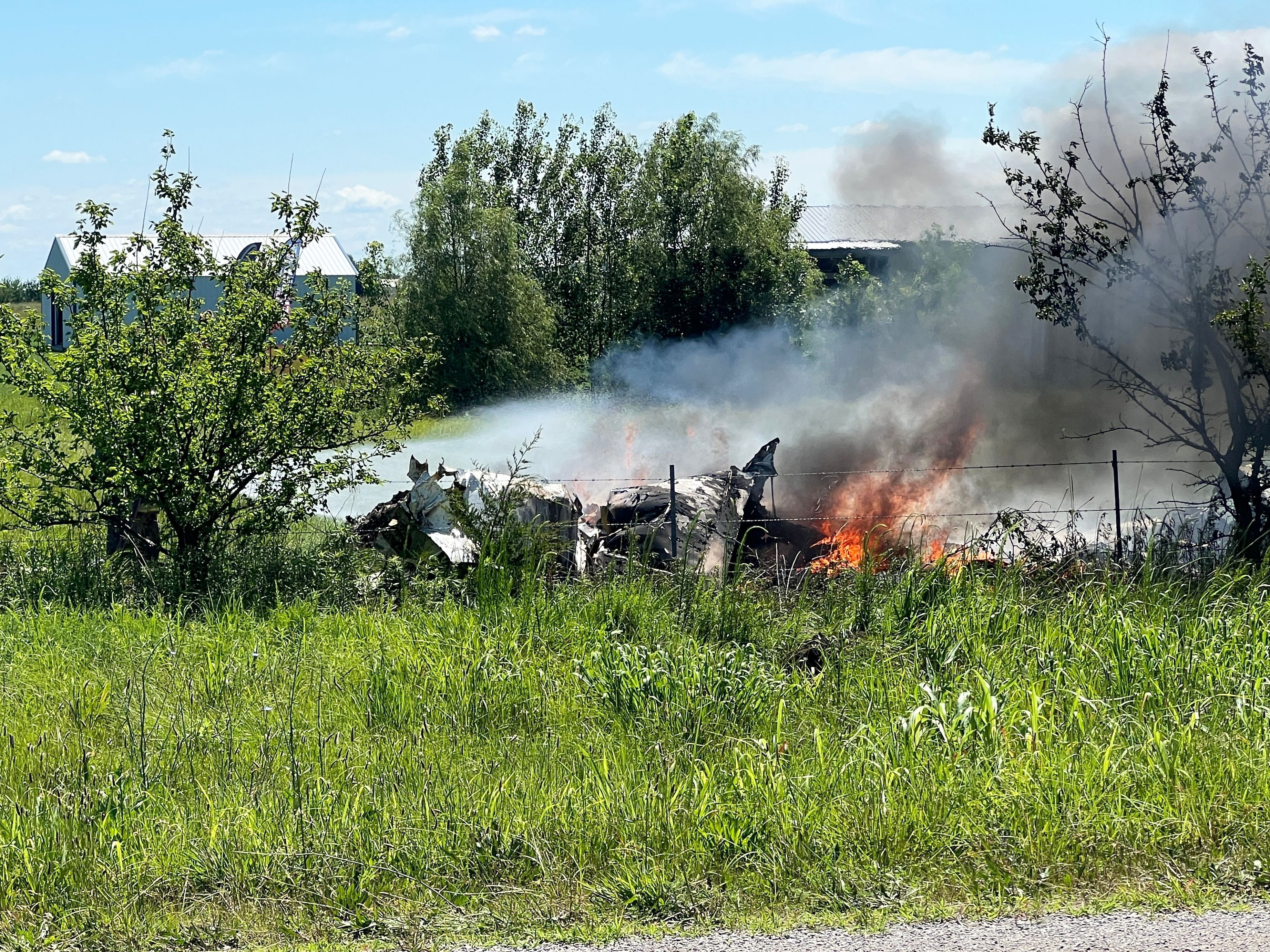 Die Trümmer eines Flugzeugs brennen am 14. Juni auf einem Feld in Butler, Missouri.