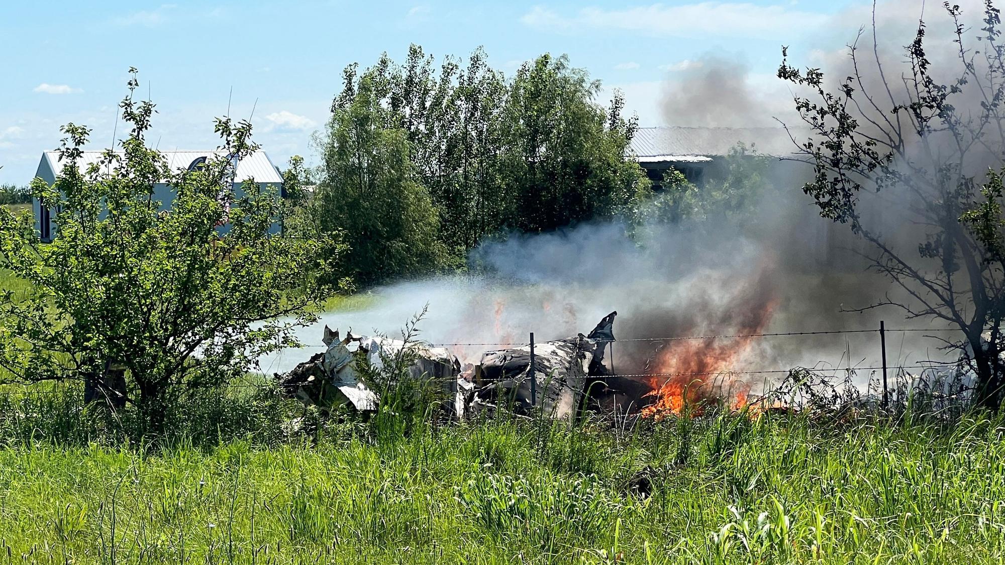 Die Trümmer eines Flugzeugs brennen am 14. Juni auf einem Feld in Butler, Missouri.