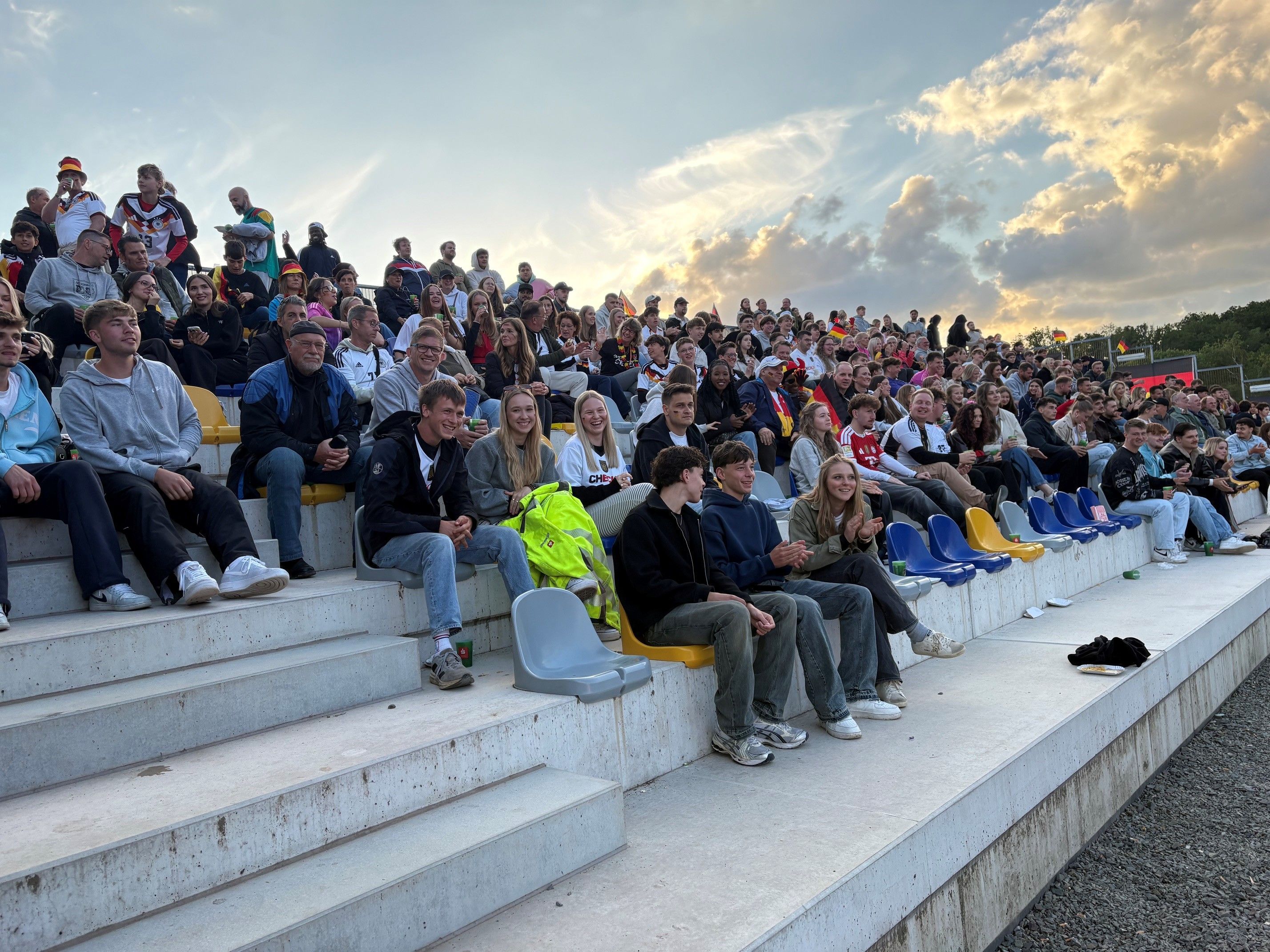 Das Foto zeigt einen Tribünenbereich im Stadion des SSV Nümbrecht.
