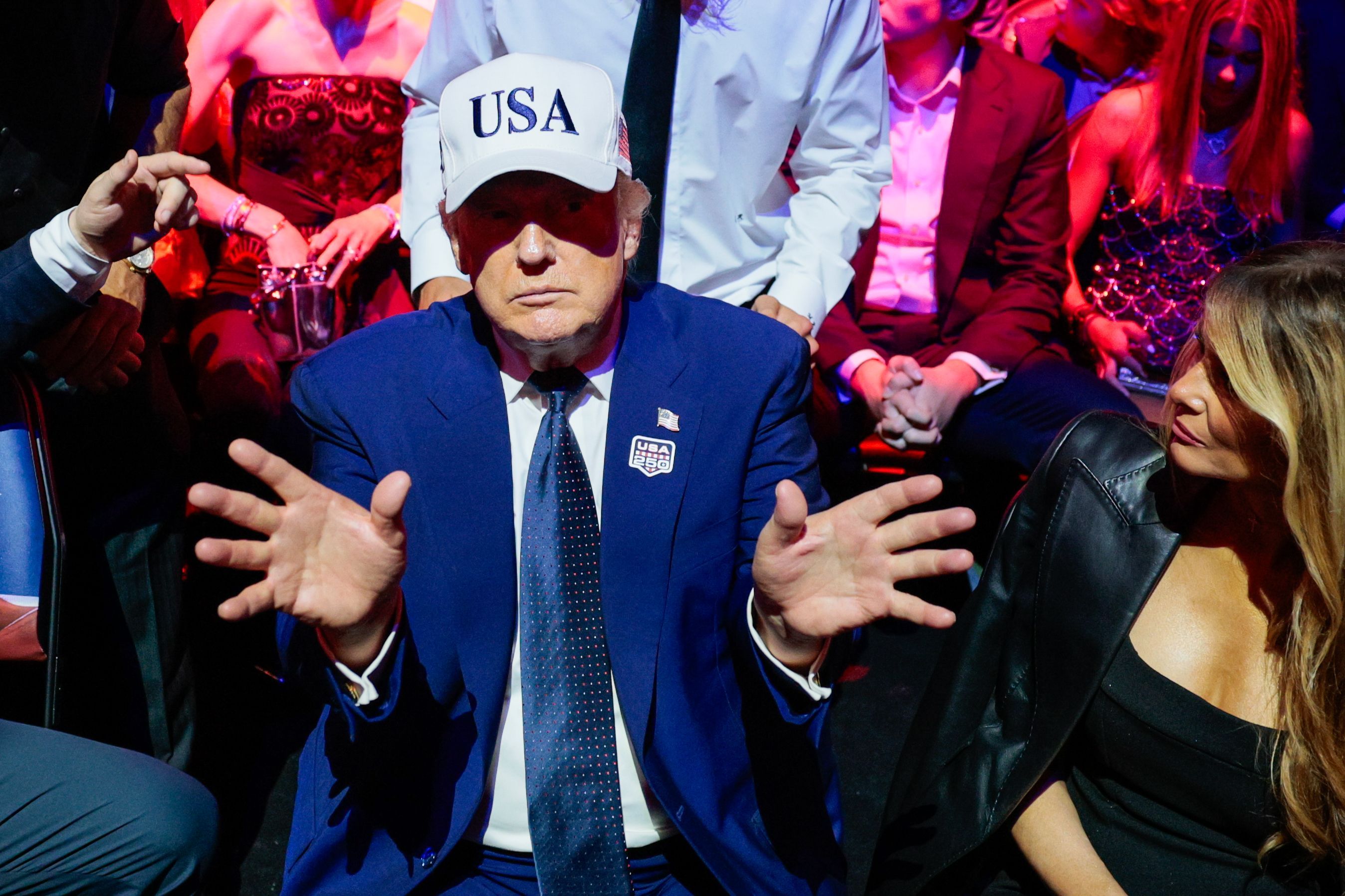 US-Präsident Donald Trump gestikuliert neben First Lady Melania Trump während der UFC Freedom 250 auf dem South Lawn des Weißen Hauses in Washington.
