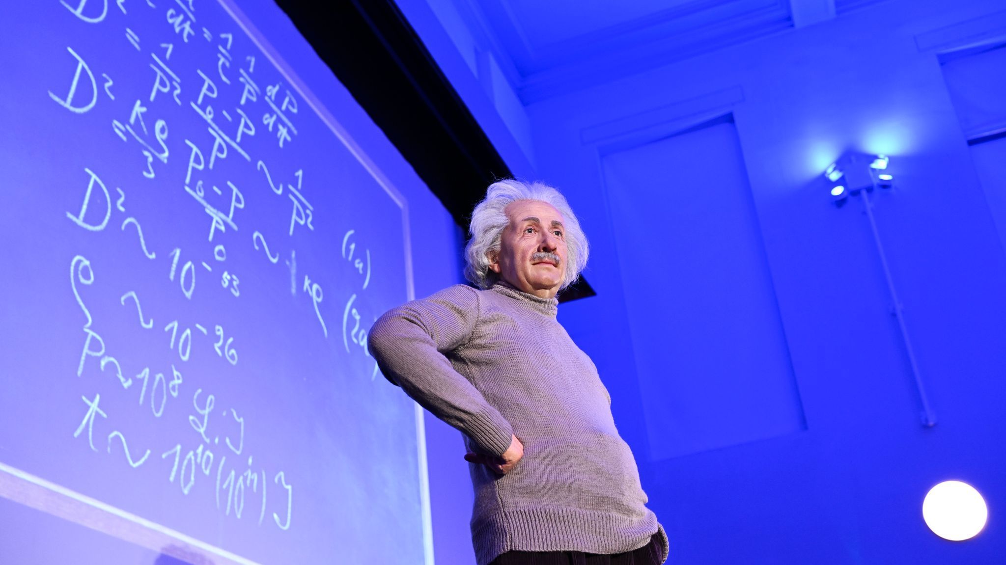 Aufstellung der Wachsfigur von Albert Einstein
