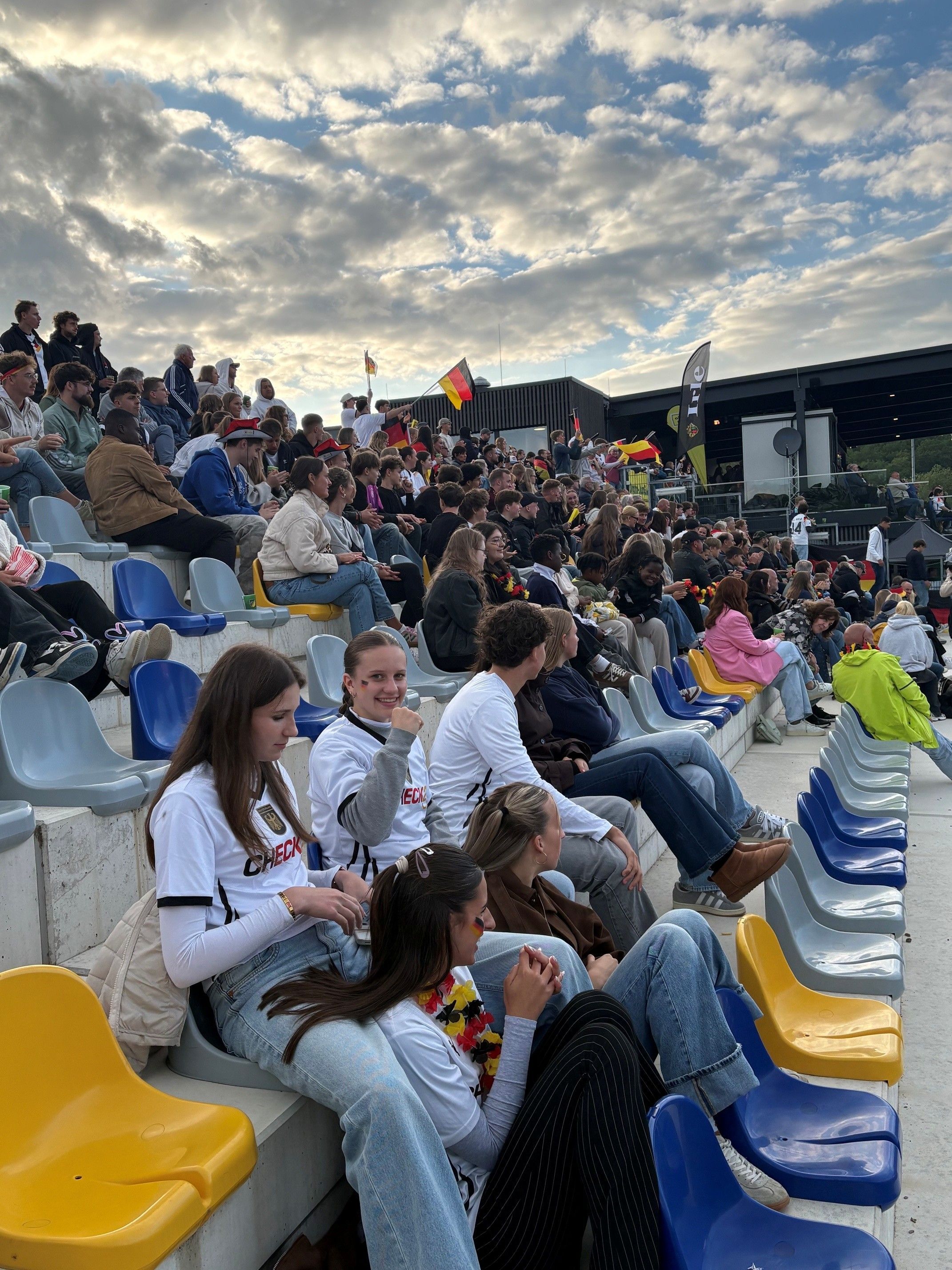 Das Foto zeigt einen Tribünenbereich im Stadion des SSV Nümbrecht.