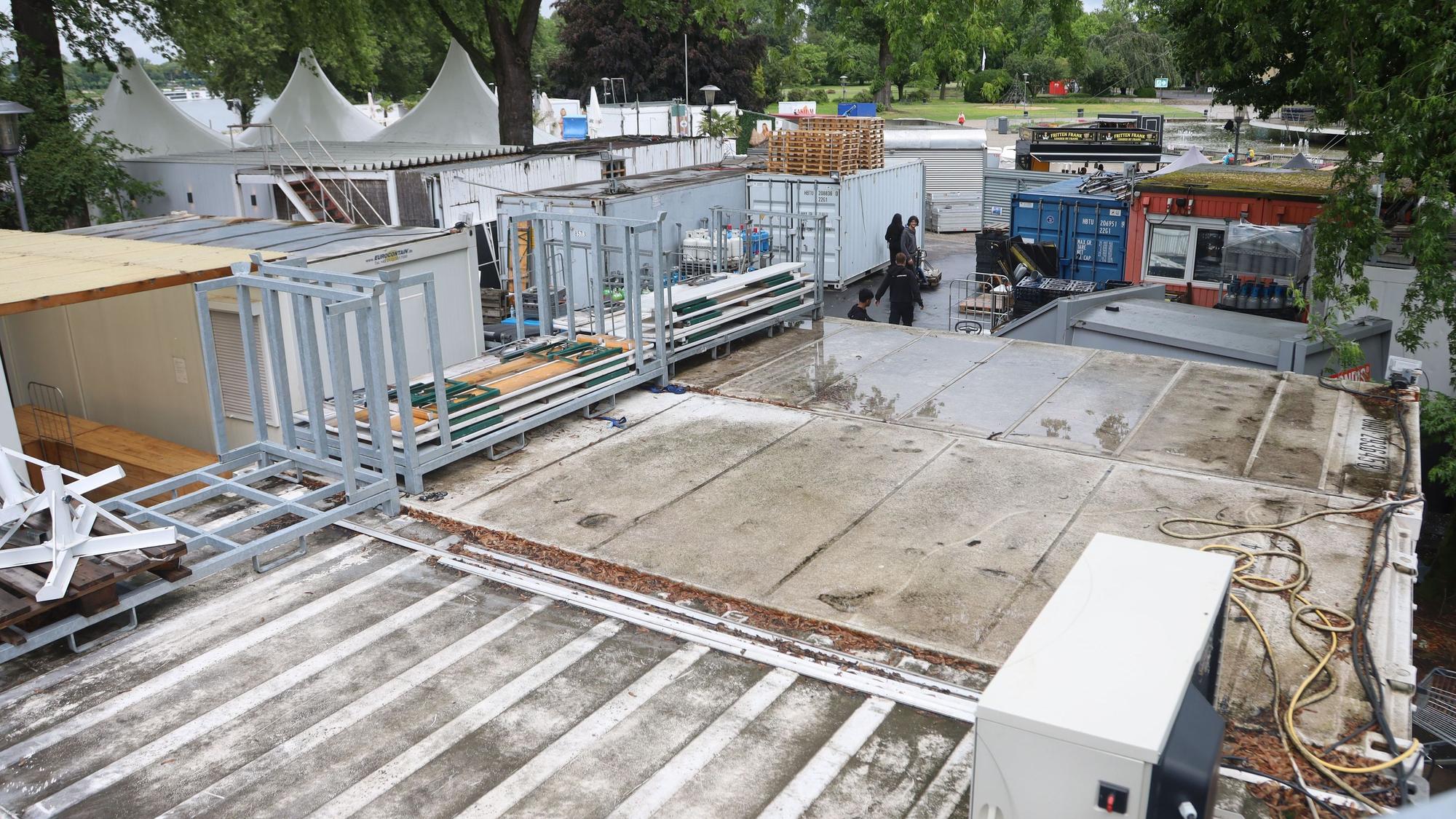 Blick auf die Container hinter Rheinterrassen und Theater am Tanzbrunnen.