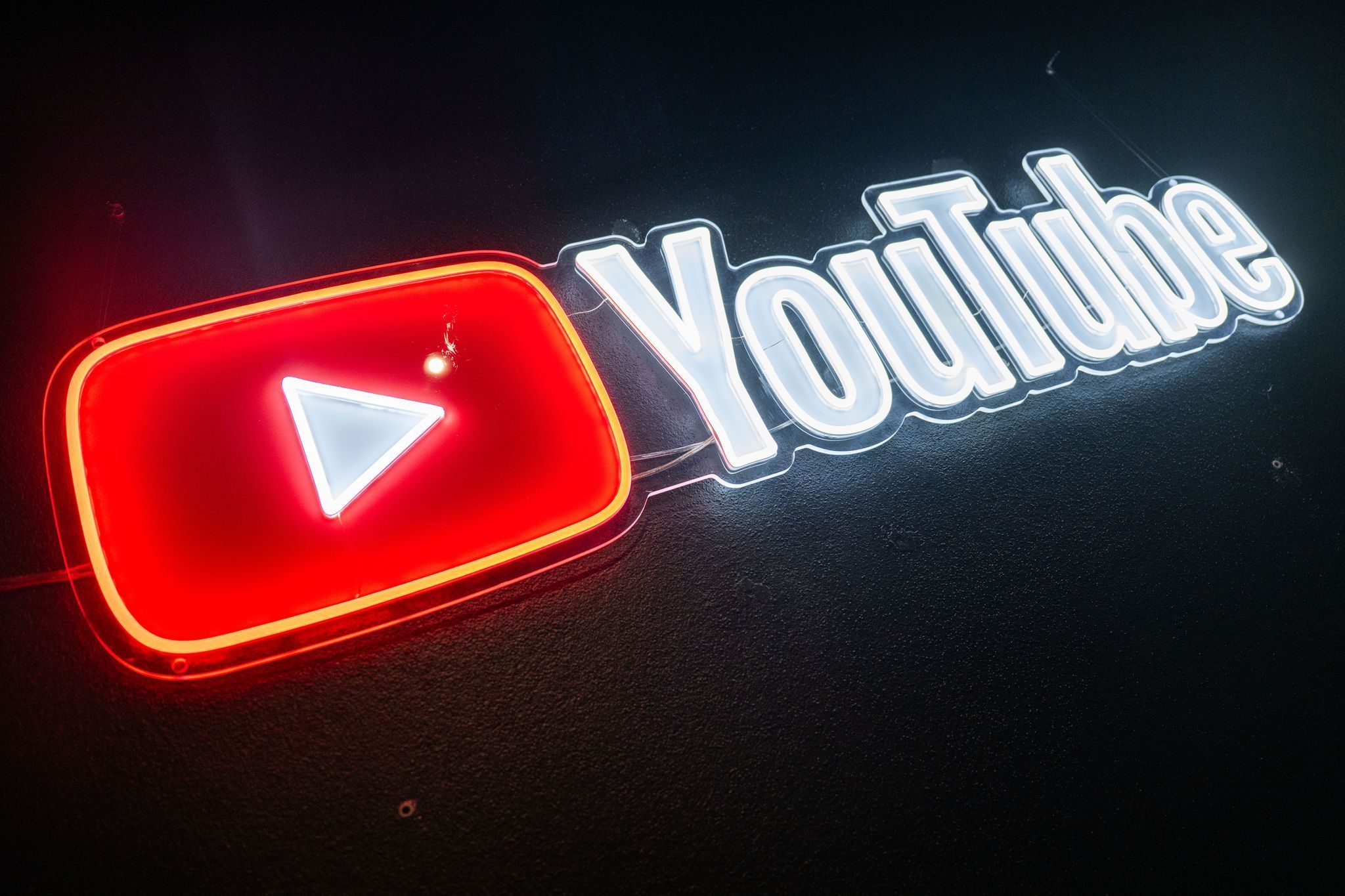 Youtube-Logo an einer Wand