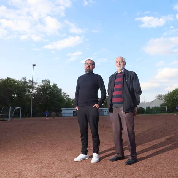 16.04.2026, Köln: Serie abgehängte Stadtteile: Sportvereinen in Buchforst laufen Jugendliche weg, da Aschenplatz nicht saniert wird. Ömer Icdeniz vom Verein Fenerbahce Köln und Ali Esen vom Verein Anadolu (v.l.). Foto: Arton Krasniqi