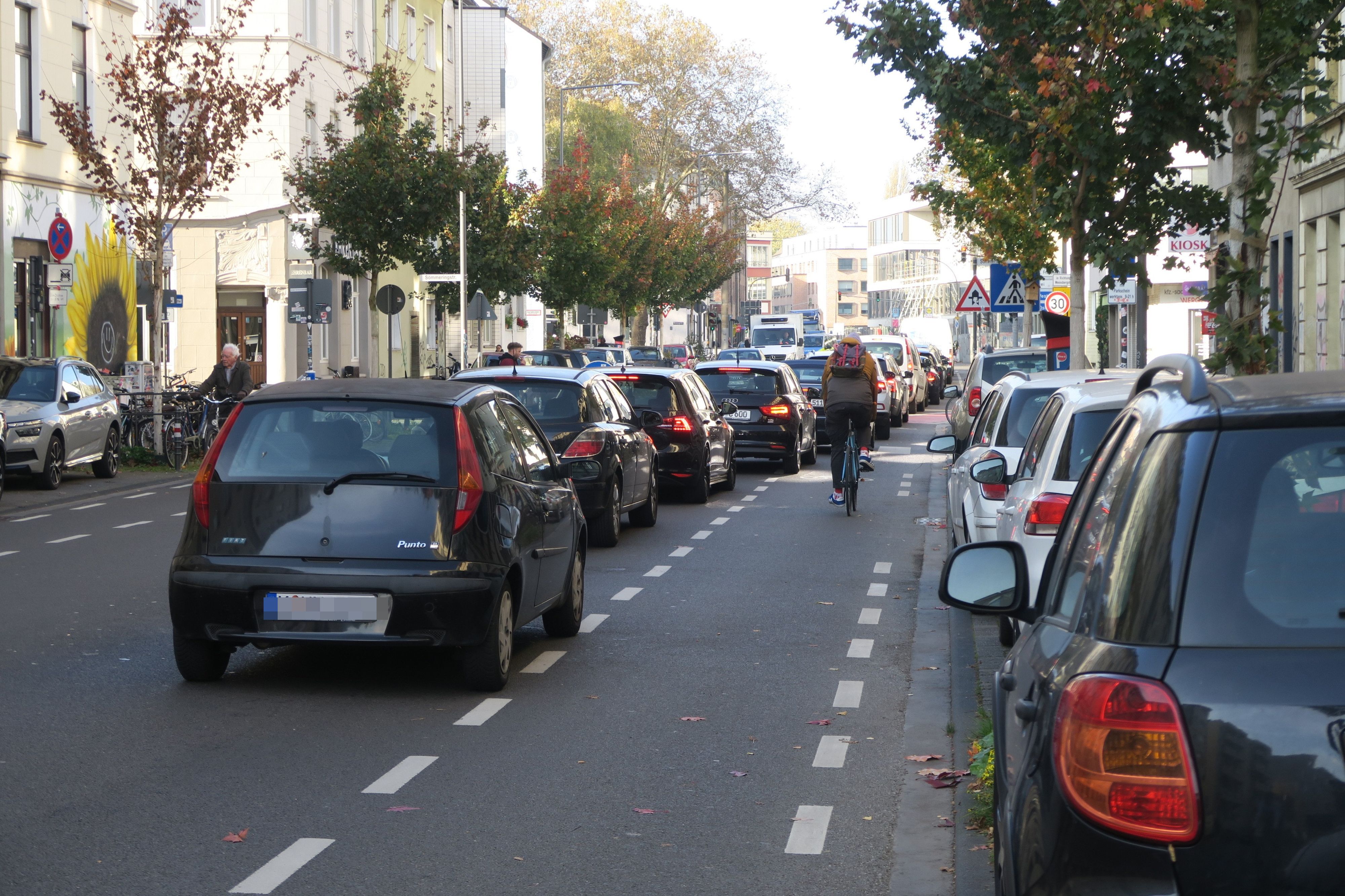 Eine Autoschlange hat sich auf einer zweispurigen  Straße gebildet.