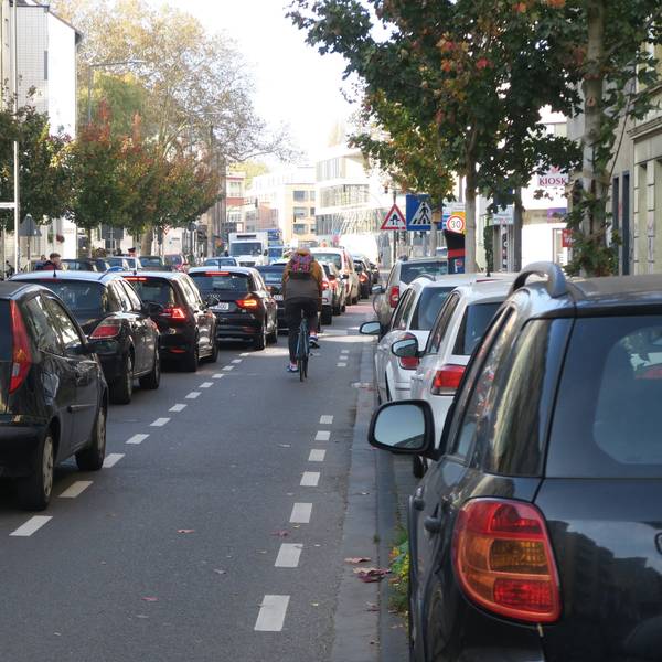 Eine Autoschlange hat sich auf einer zweispurigen Straße gebildet.