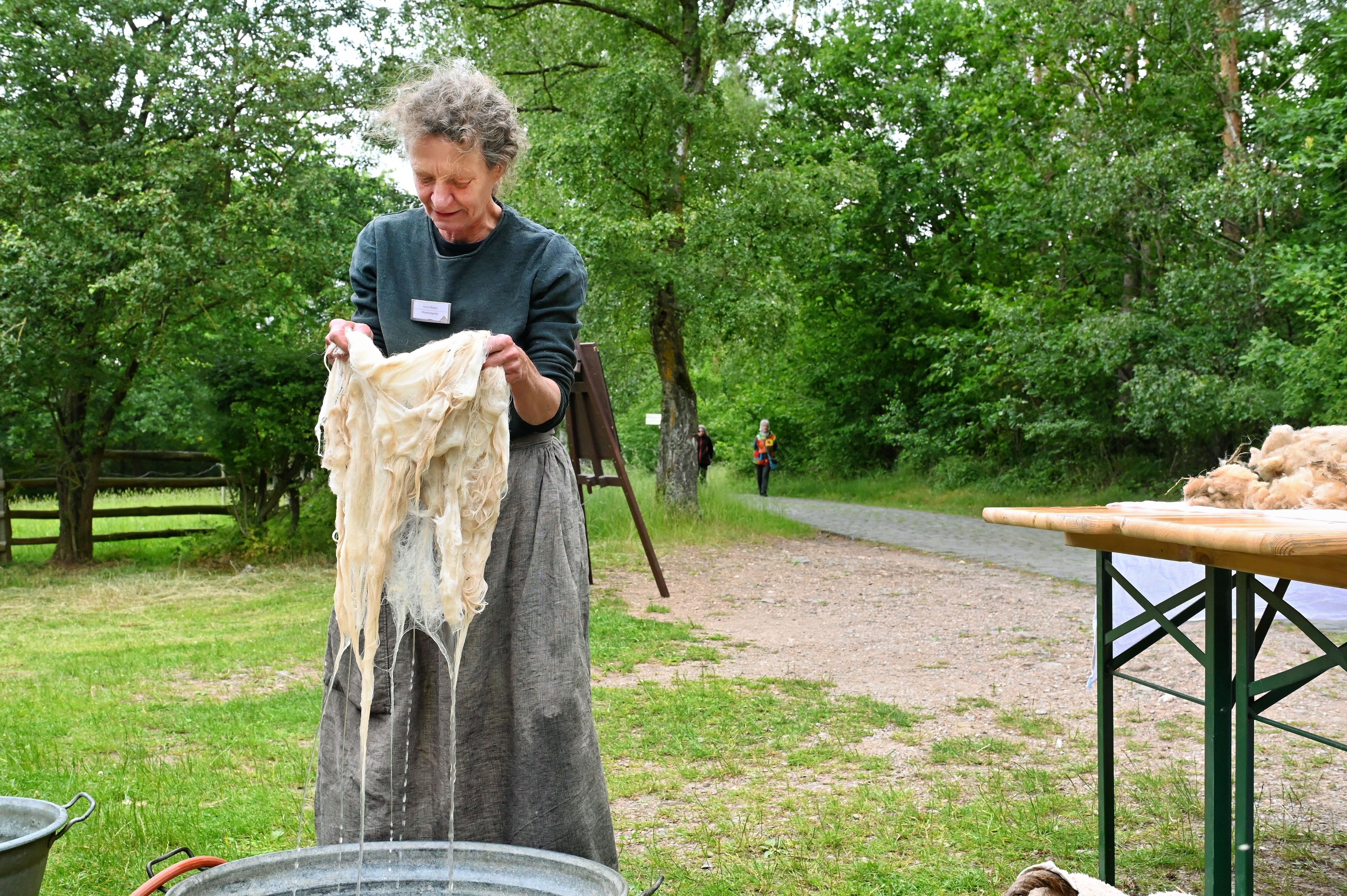 Im Freilichtmuseum zeigt Annette Meylahn das Waschen der Schafwolle in kaltem Wasser.