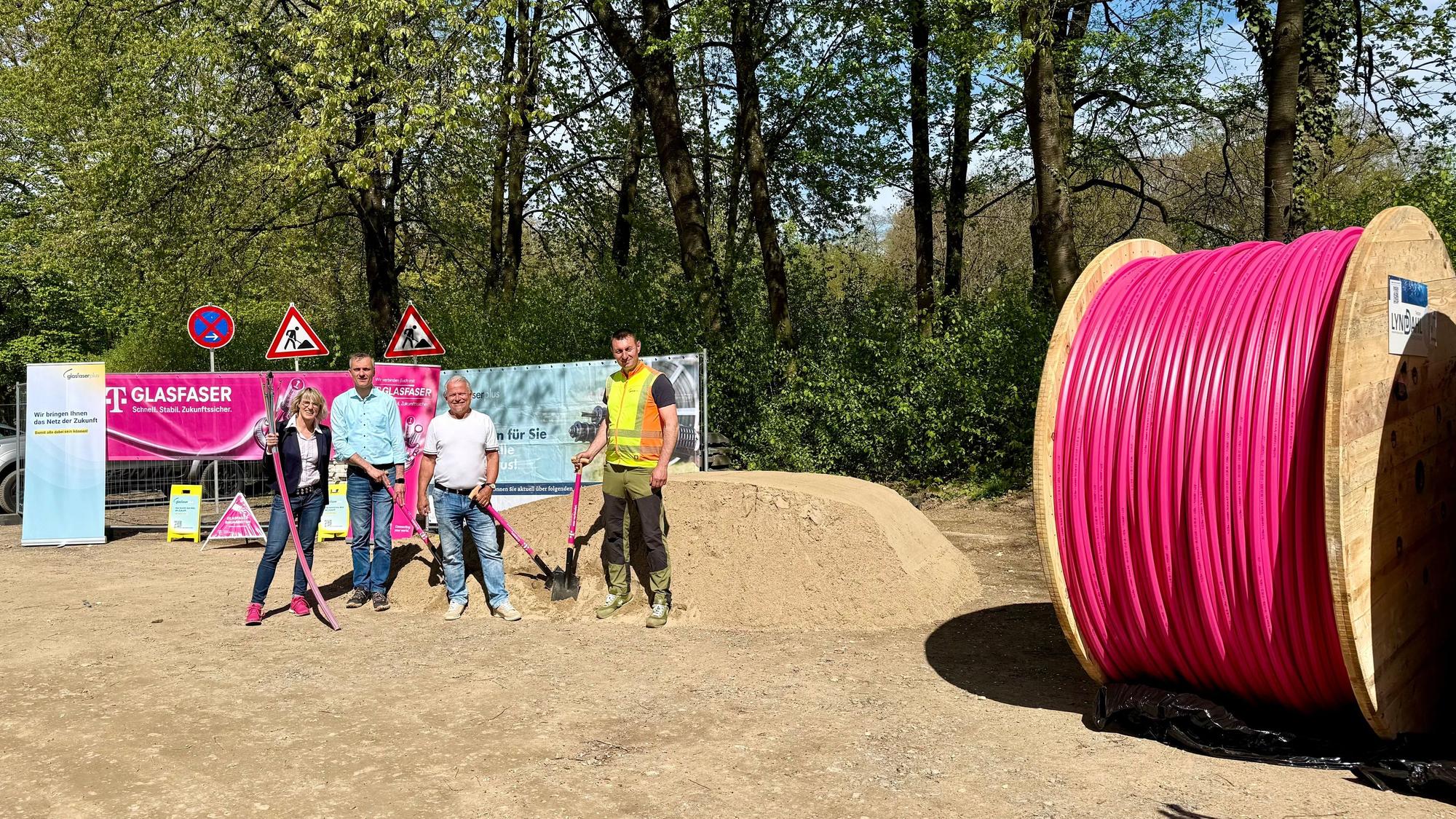 Erster Spatenstich für den Glasfaserausbau am Griesberg
