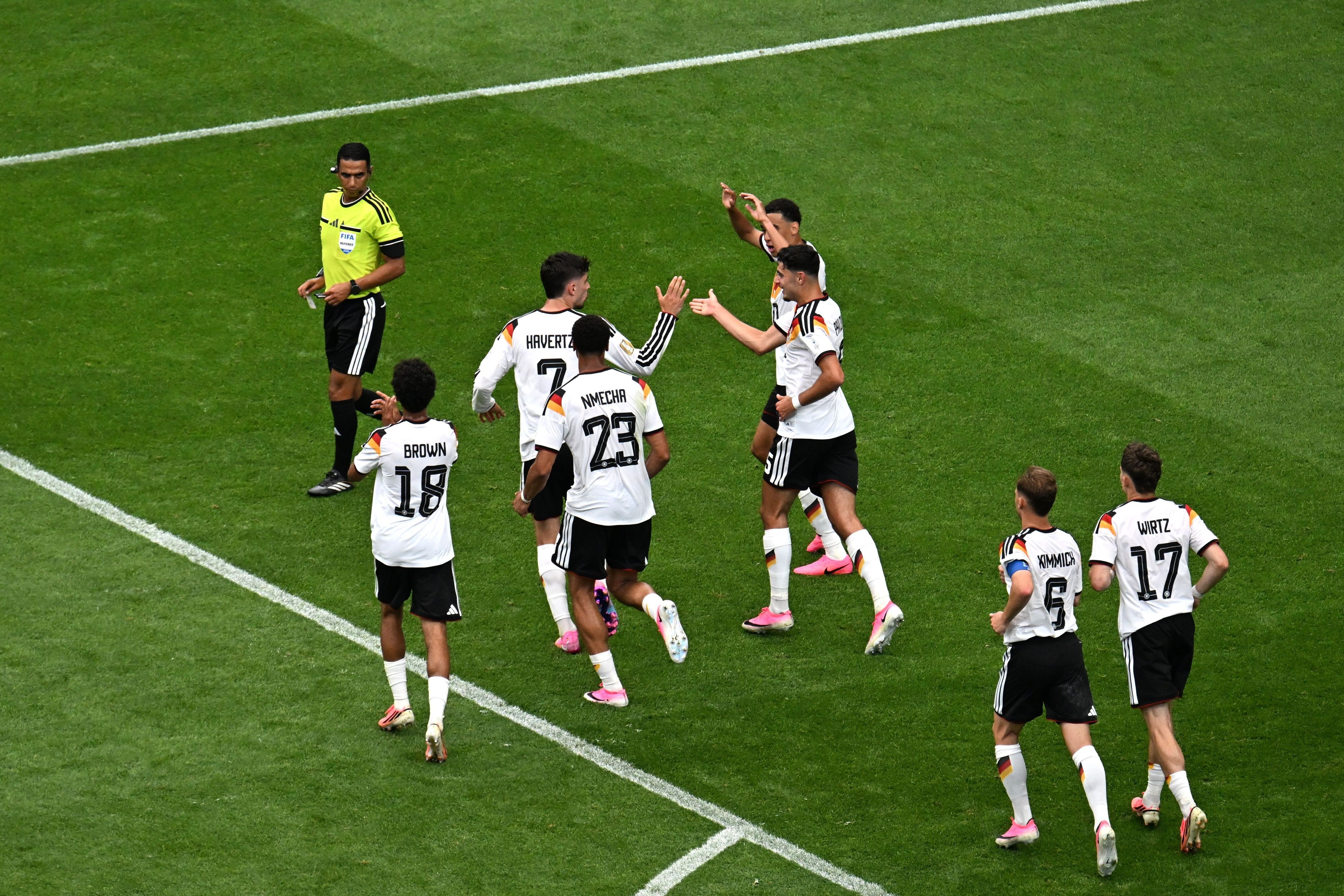 Kai Havertz (2vl, Deutschland) jubelt nach seinem Tor zum 3:1 mit den Teamgefährten. Schiedsrichter Jalal Jayed (Marokko) schaut zu.