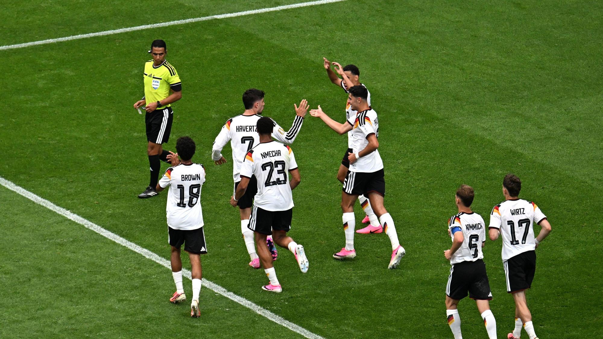 Kai Havertz (2vl, Deutschland) jubelt nach seinem Tor zum 3:1 mit den Teamgefährten. Schiedsrichter Jalal Jayed (Marokko) schaut zu.