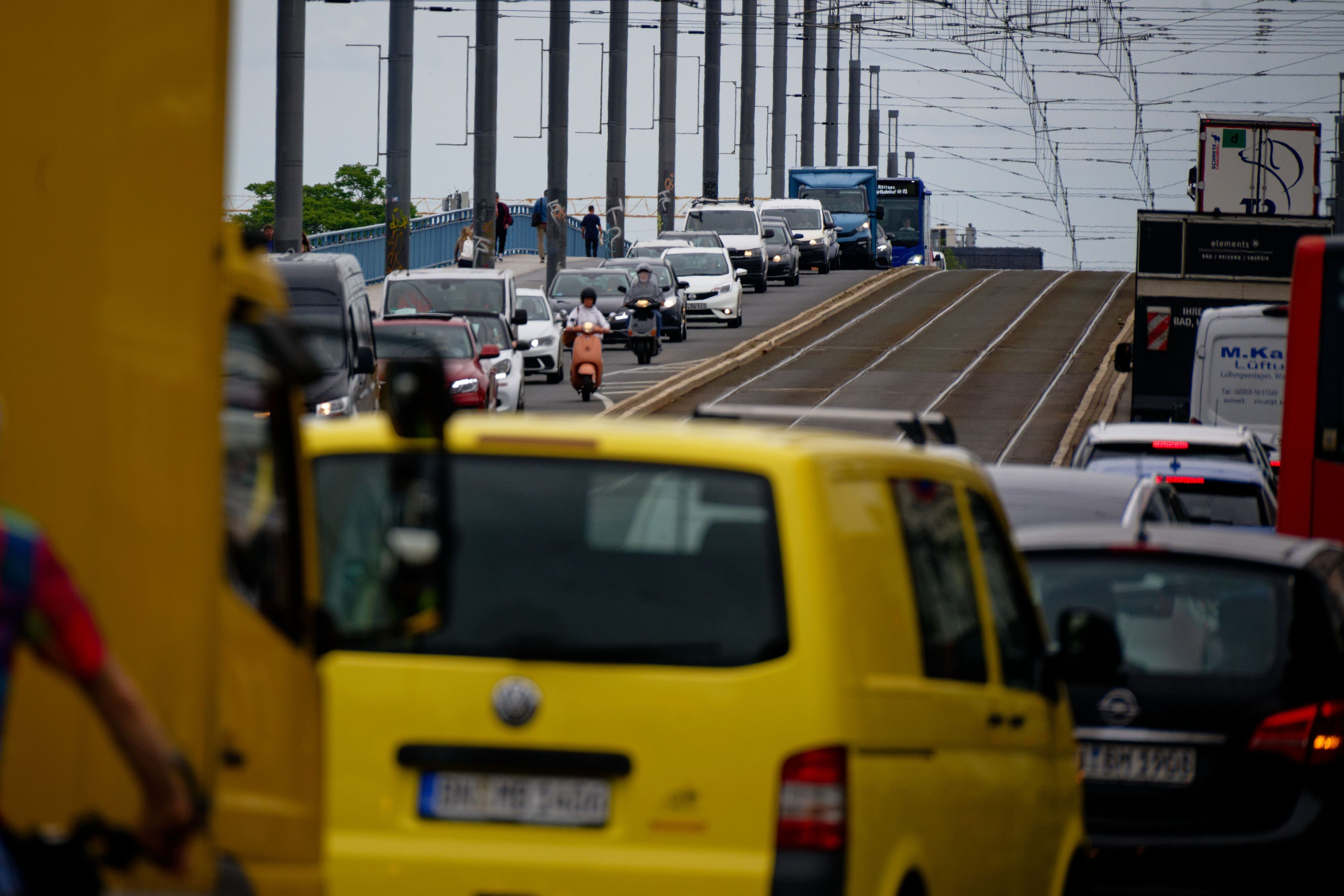 ARCHIV - 08.06.2026, Nordrhein-Westfalen, Bonn: Fahrzeuge stehen auf der Kennedybrücke in der Bonner Innenstadt im Stau. Nach Sperrung der Nordbrücke verdichtet sich der Verkehr in der Innenstadt. (zu dpa: «Nach Brückensperrung: ÖPNV in Bonn bis Ende Juni kostenlos») Foto: Henning Kaiser/dpa +++ dpa-Bildfunk +++