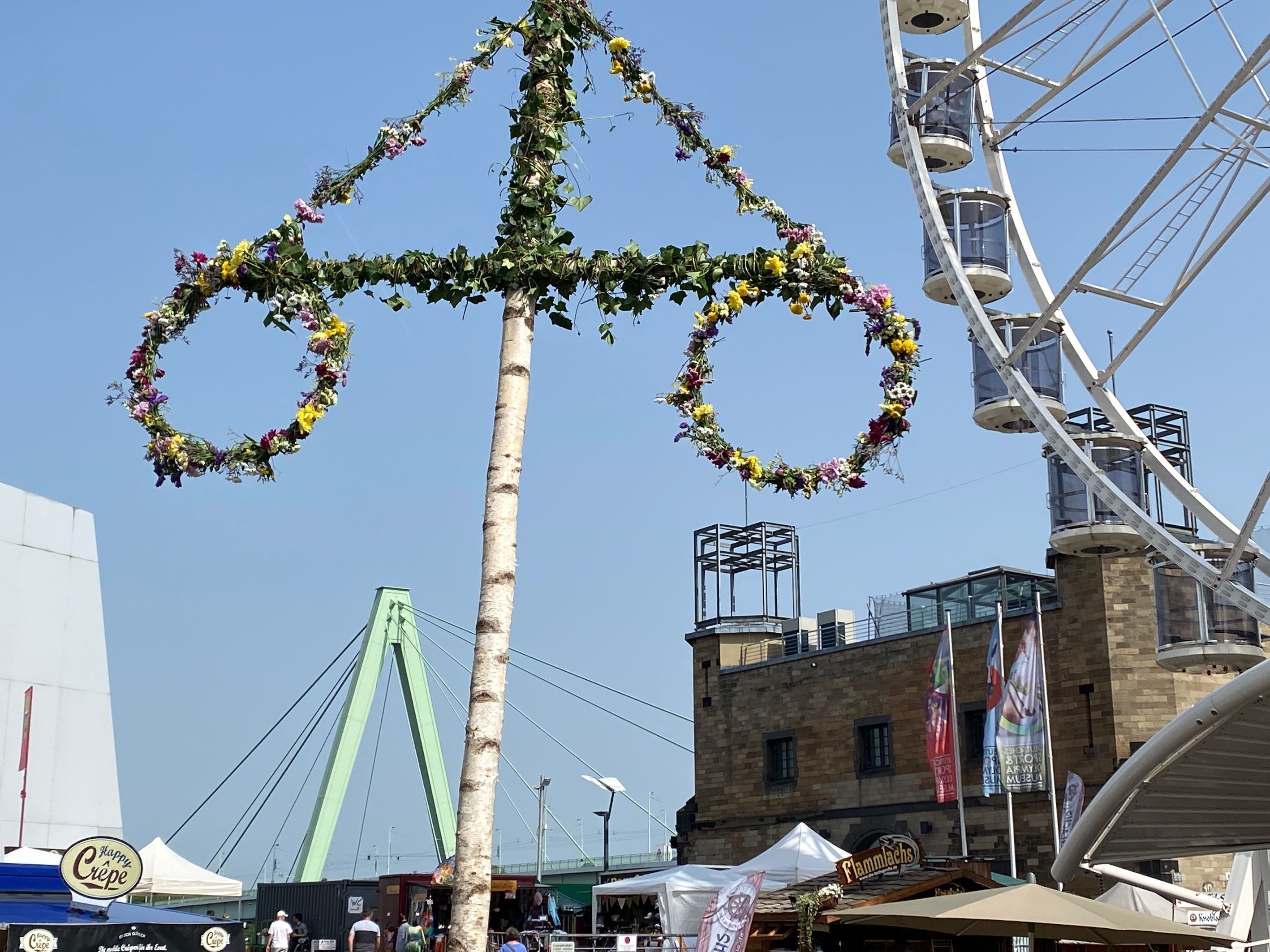 Auch dieses Jahr soll es wieder einen Mittsommerbaum im Rheinauhafen geben. (Archivbild)