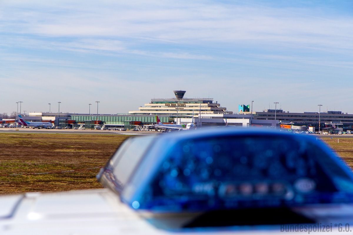 Ein Beamter der Bundespolizei am Flughafen Köln/Bonn. (Symbolbild)