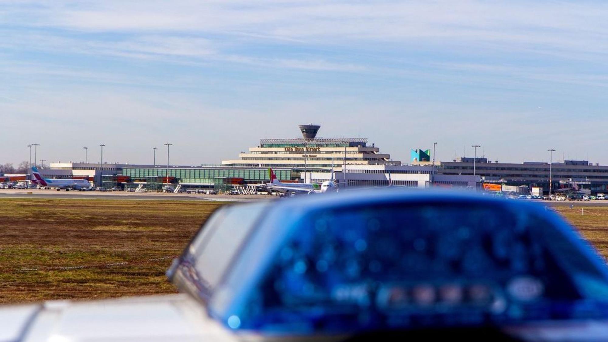 Ein Beamter der Bundespolizei am Flughafen Köln/Bonn. (Symbolbild)