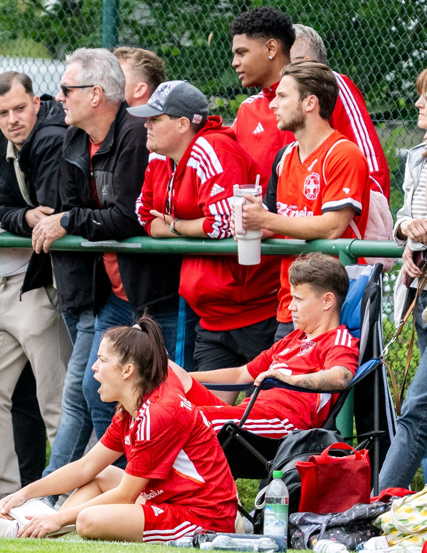 Die des Feldes verwiesene Celine Hilgers nimmt auf einem Klappstuhl Platz.