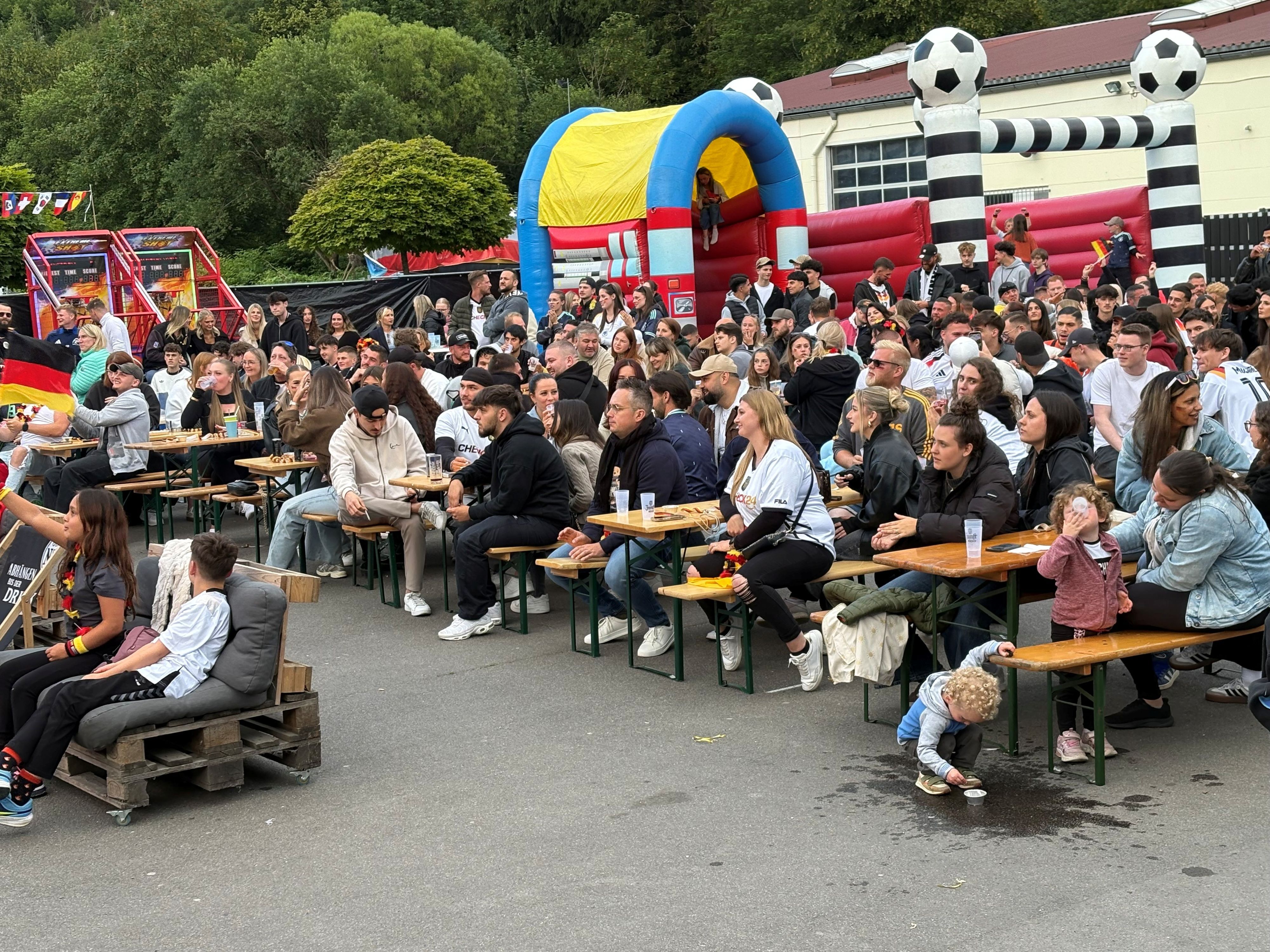 Das Foto zeigt Fußballfans beim Public Viewing im Gewerbegebiet Gummersbach-Friedrichsthal.